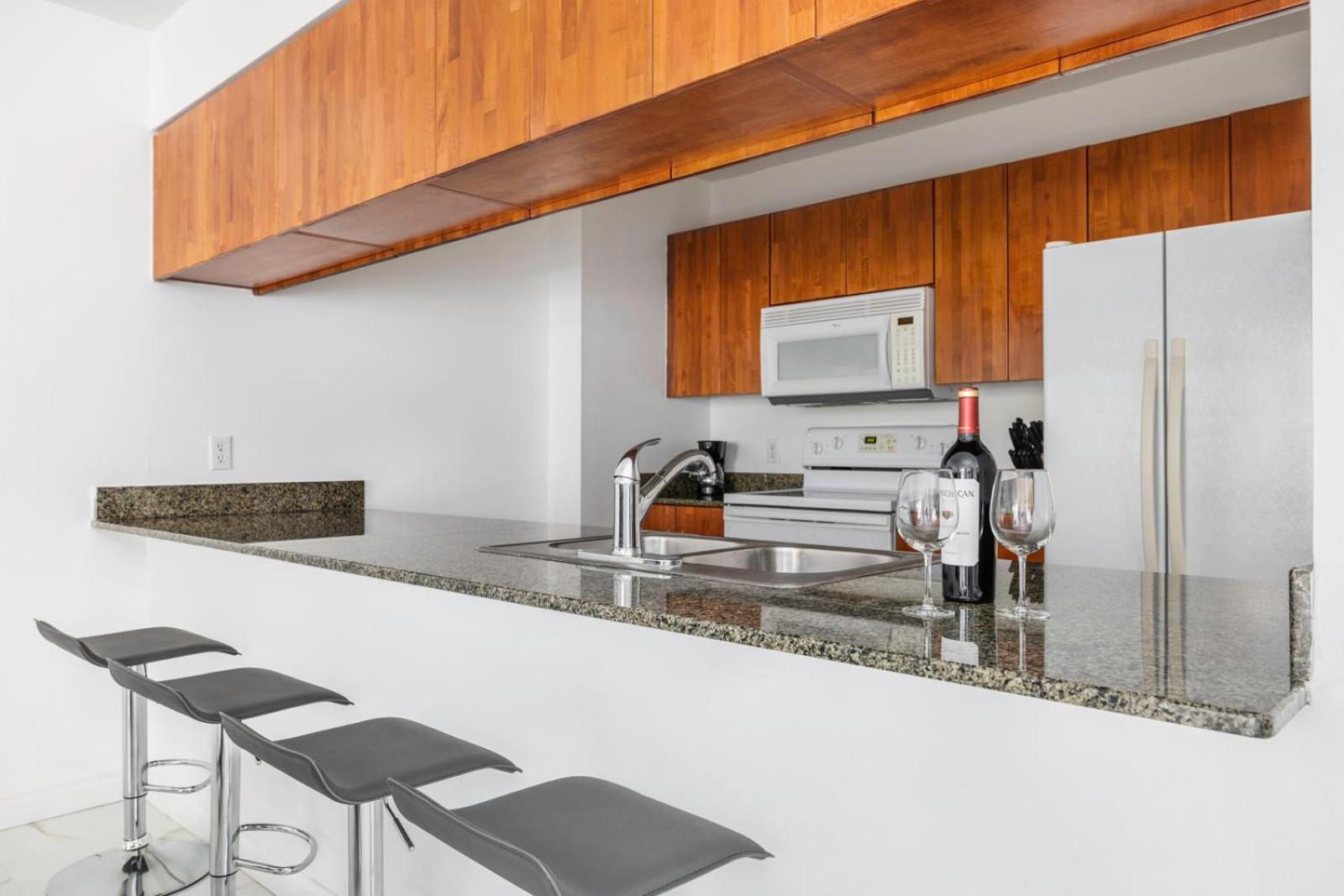 1bd With Free Parking And Amazing View *