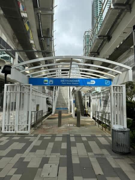 Apartment Upscale 3br Escape With Downtown & Water Views *