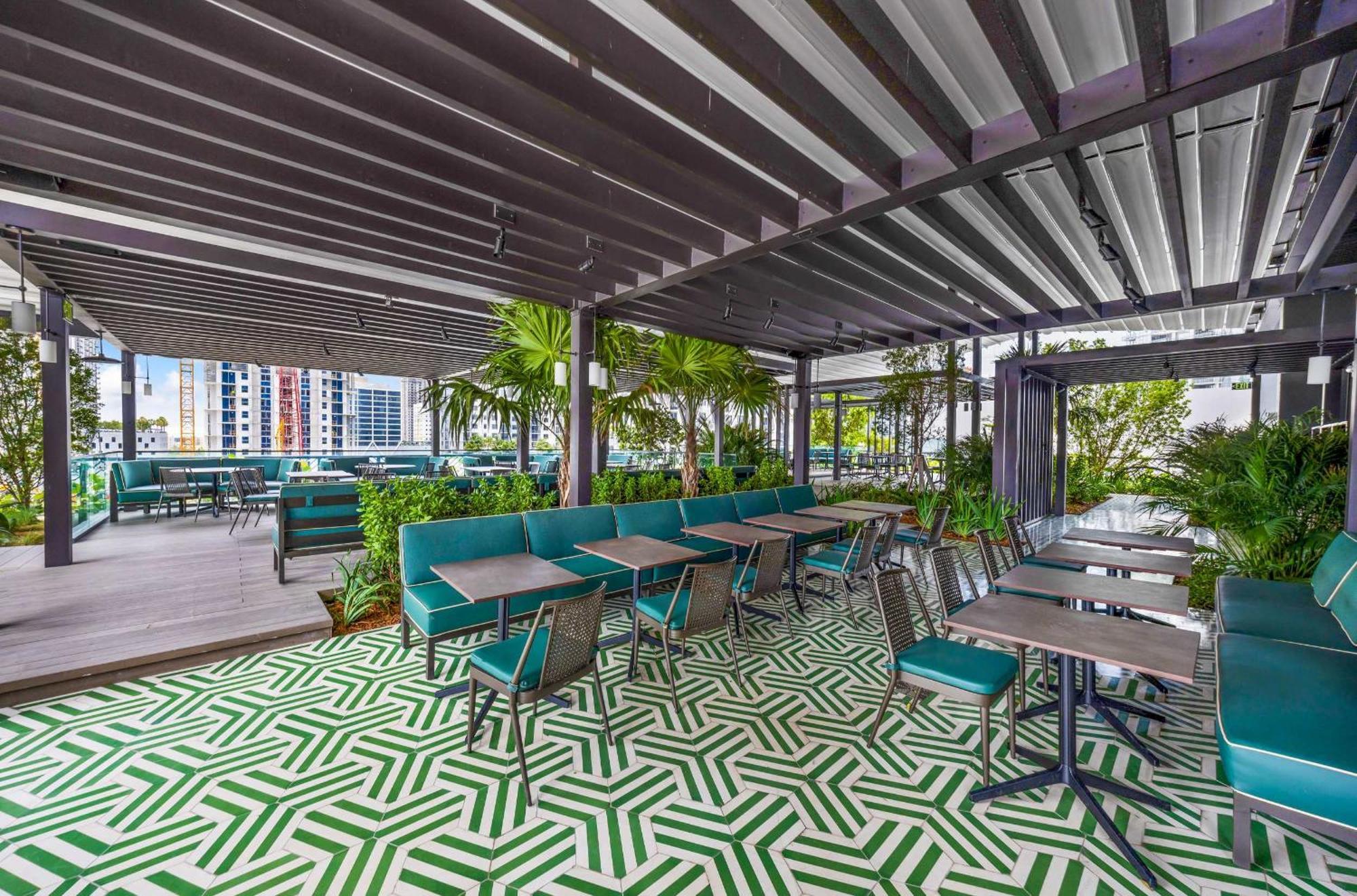 Upscale 3br Escape With Downtown & Water Views Miami