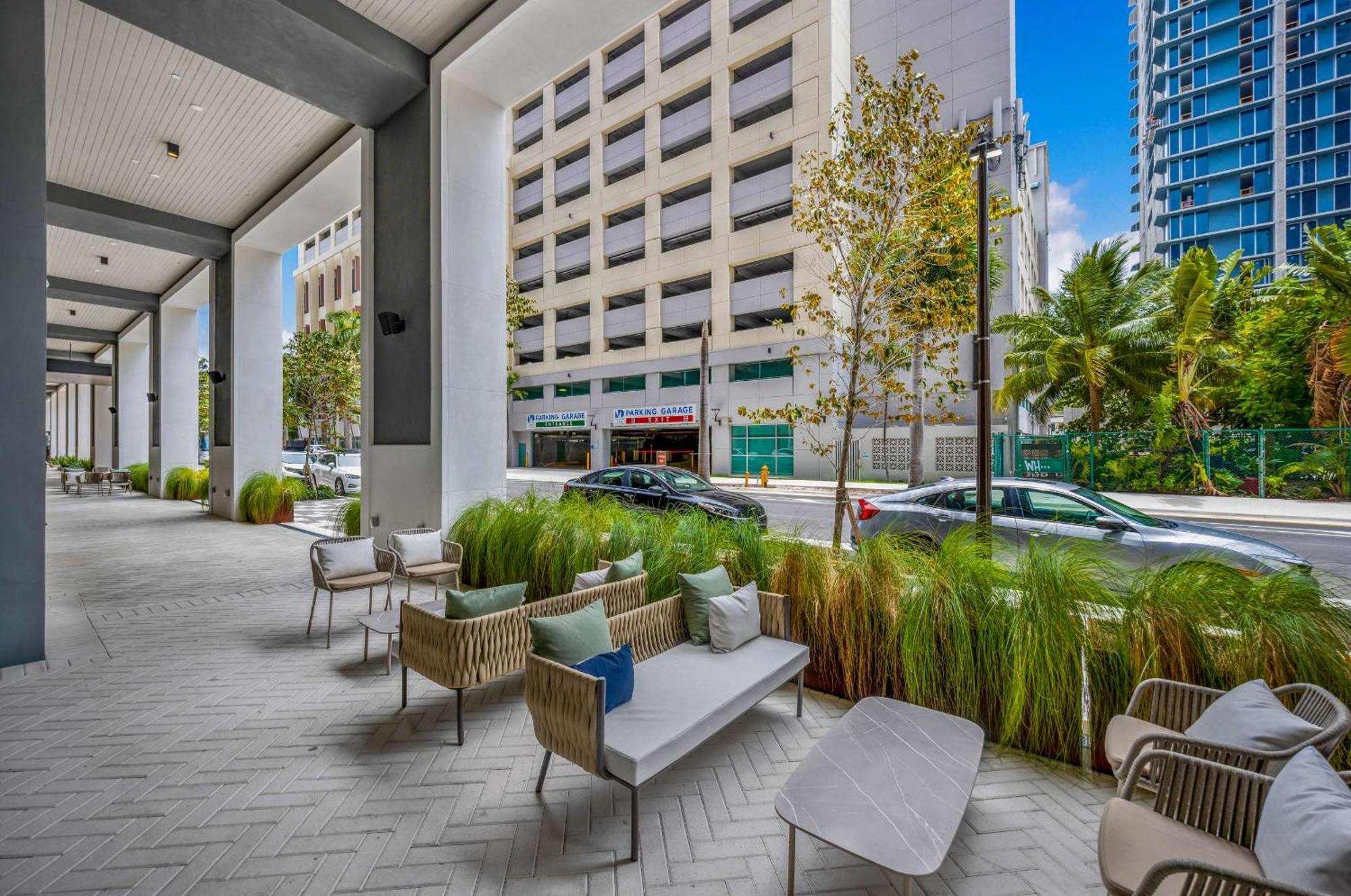 Upscale 3br Escape With Downtown & Water Views