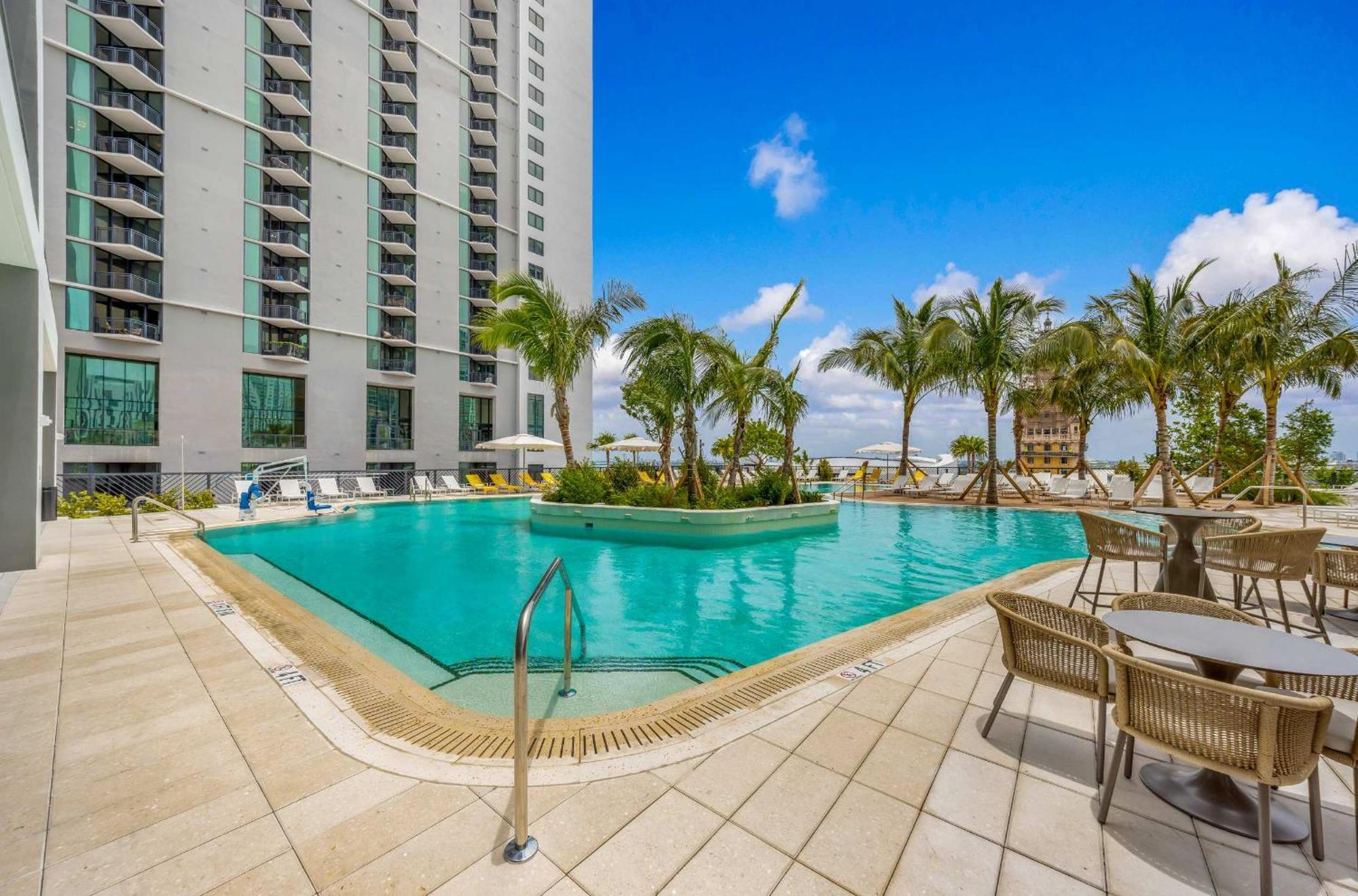 Apartment Upscale 3br Escape With Downtown & Water Views