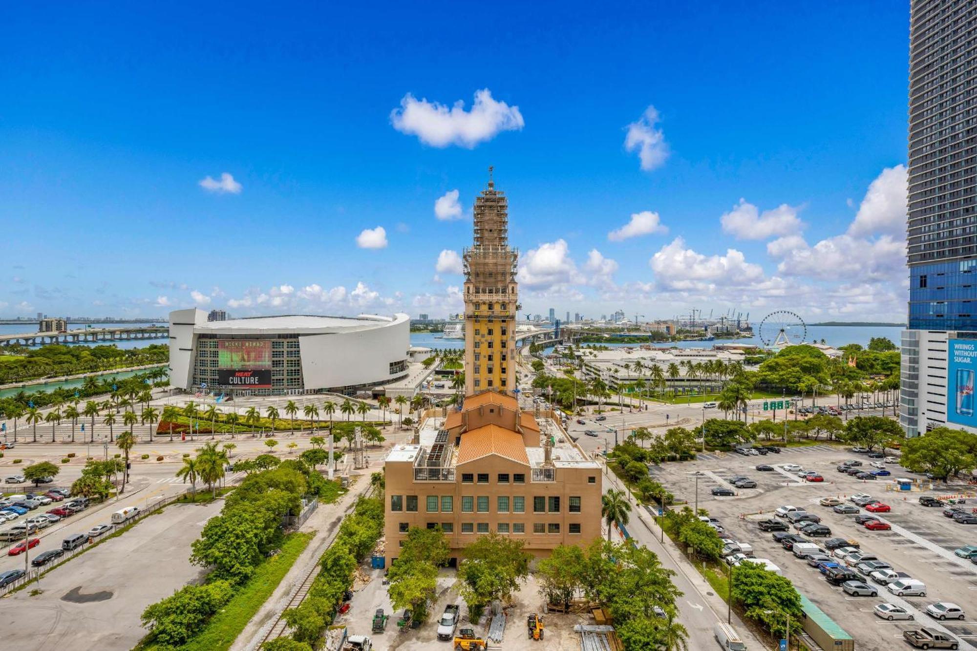 Upscale 3br Escape With Downtown & Water Views Apartment *