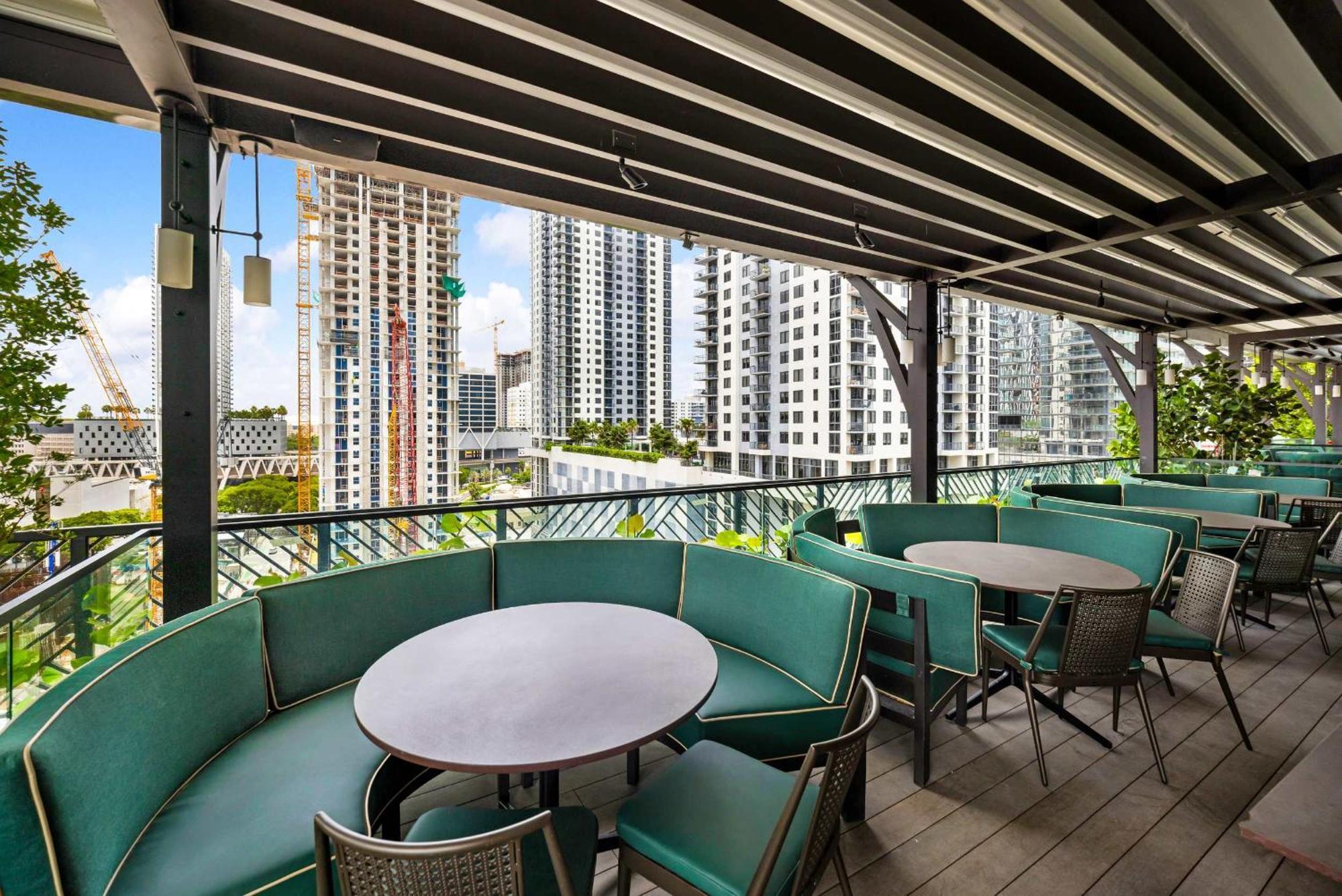 Apartment Upscale 3br Escape With Downtown & Water Views *