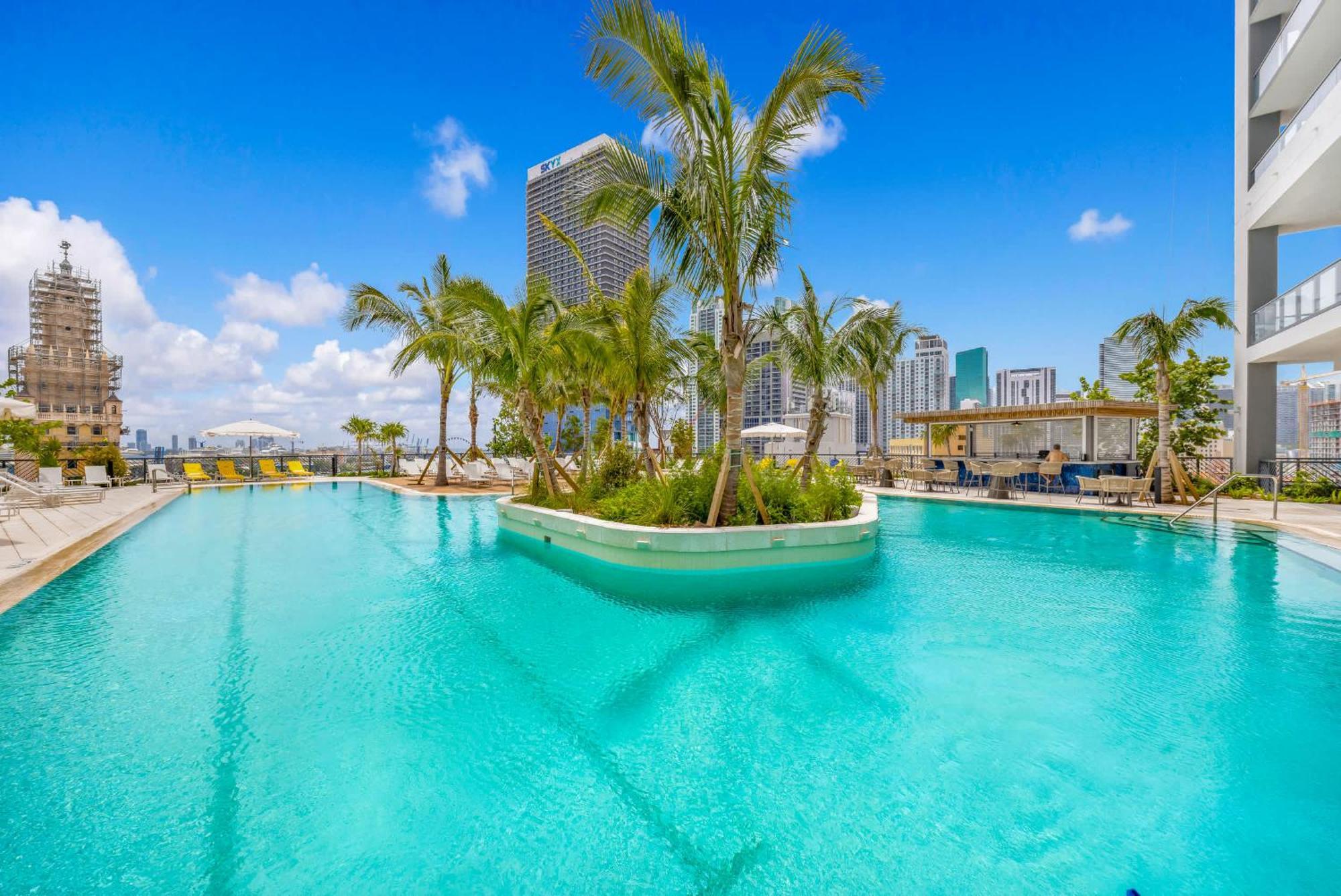 Apartment Upscale 3br Escape With Downtown & Water Views Miami