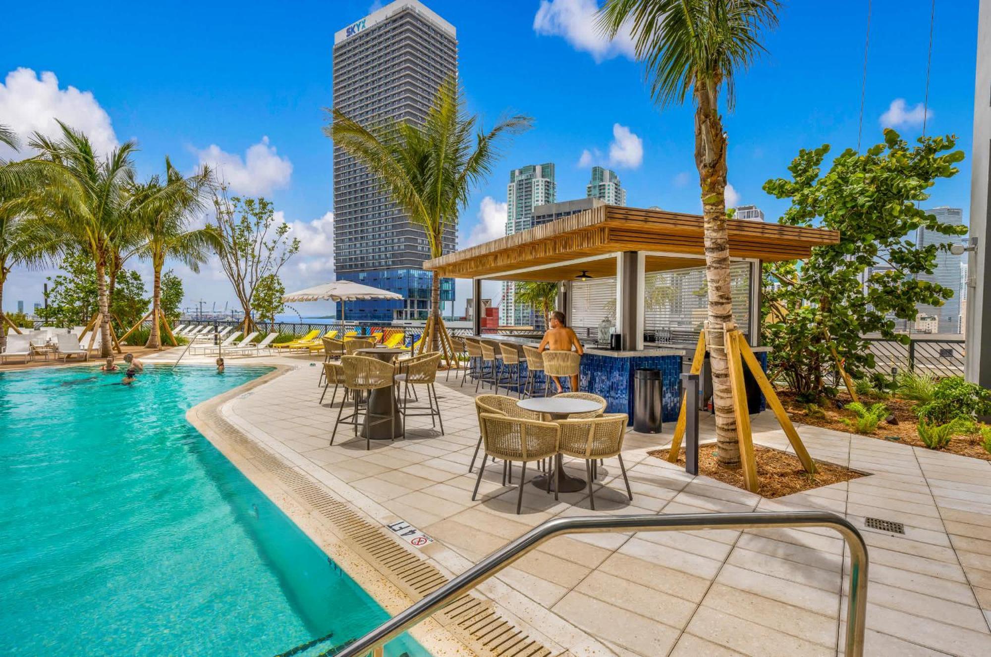 Upscale 3br Escape With Downtown & Water Views