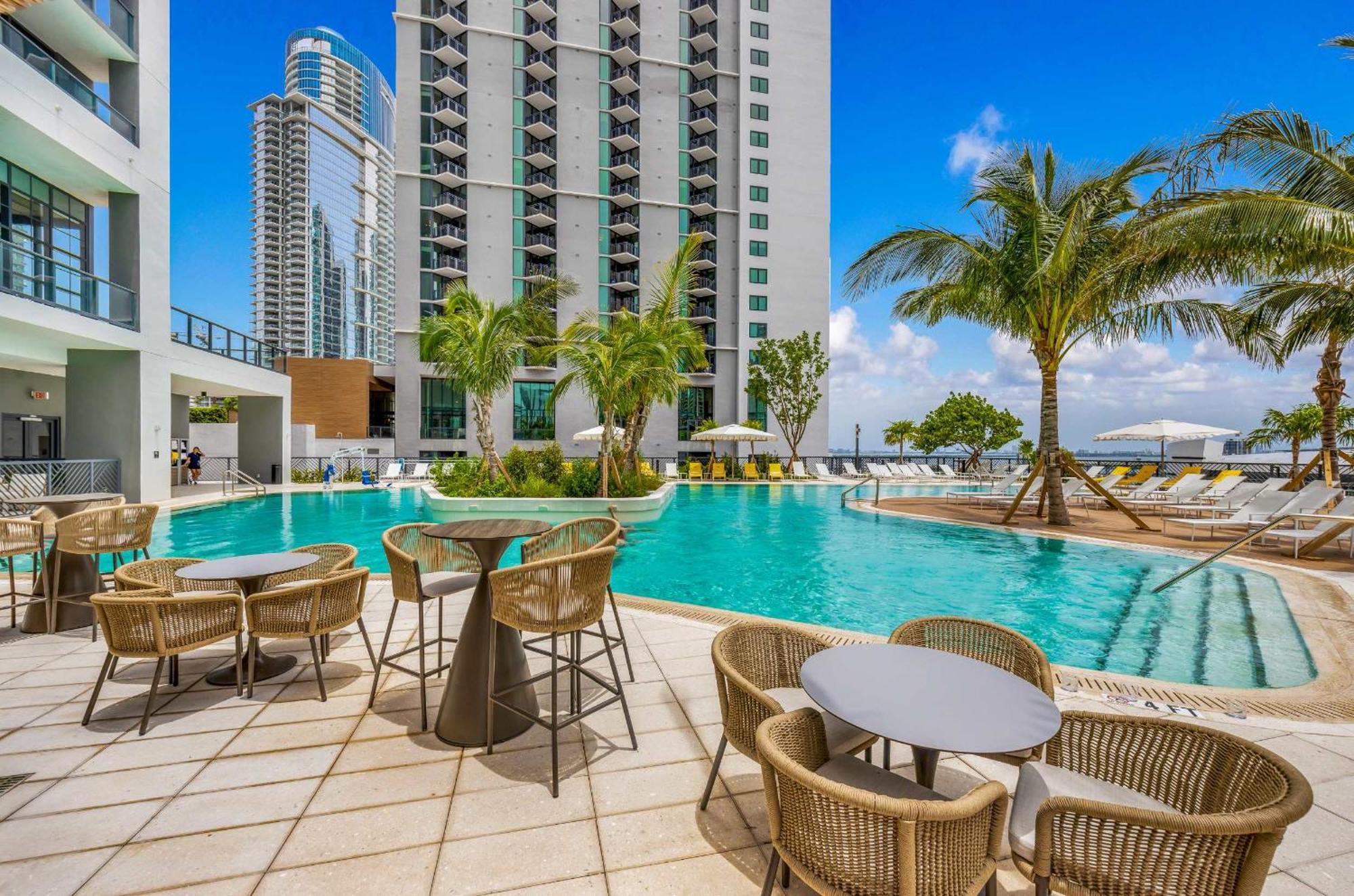 Upscale 3br Escape With Downtown & Water Views Apartment *