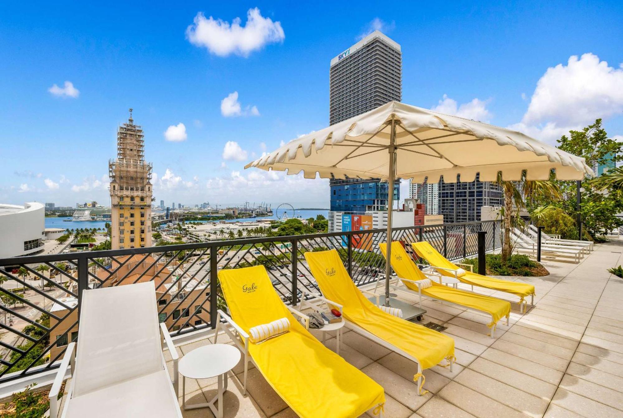 Upscale 3br Escape With Downtown & Water Views Apartment