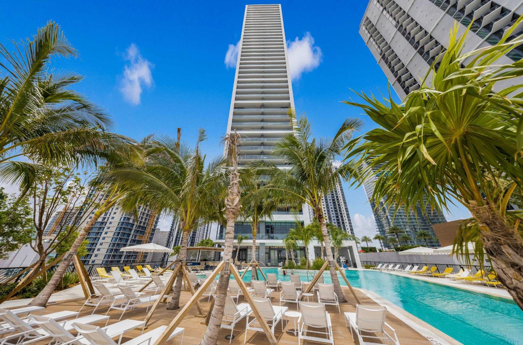 Apartment Upscale 3br Escape With Downtown & Water Views