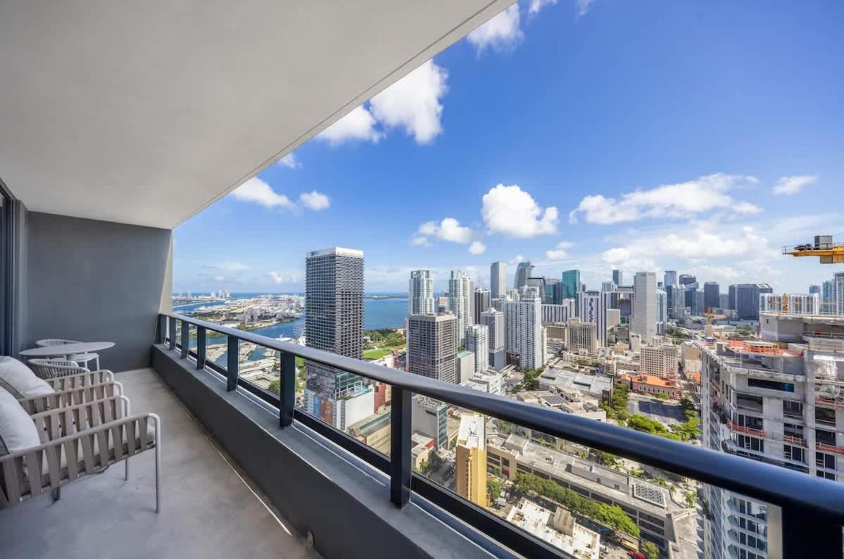 Apartment Upscale 3br Escape With Downtown & Water Views *