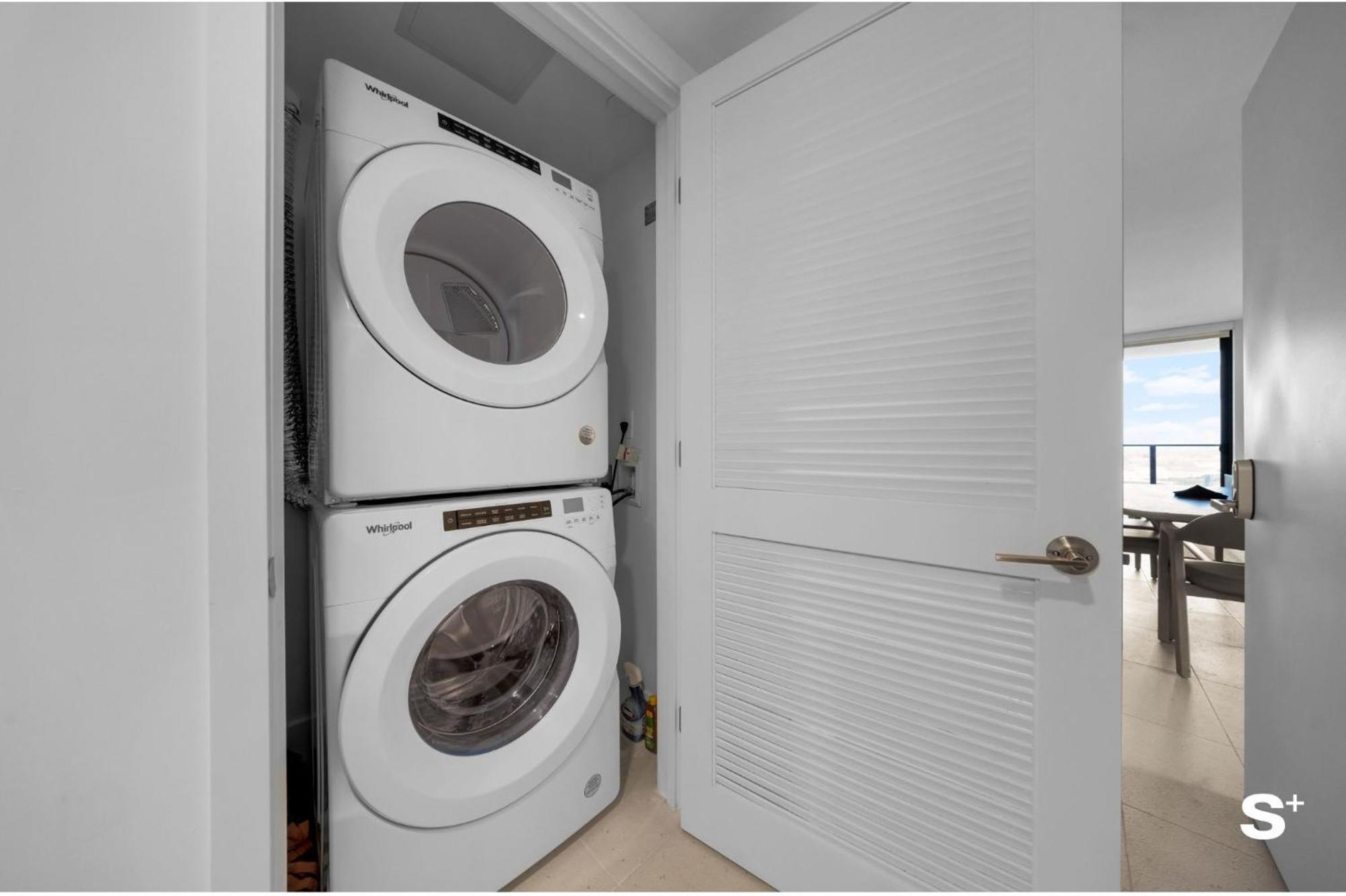 Upscale 3br Escape With Downtown & Water Views Apartment