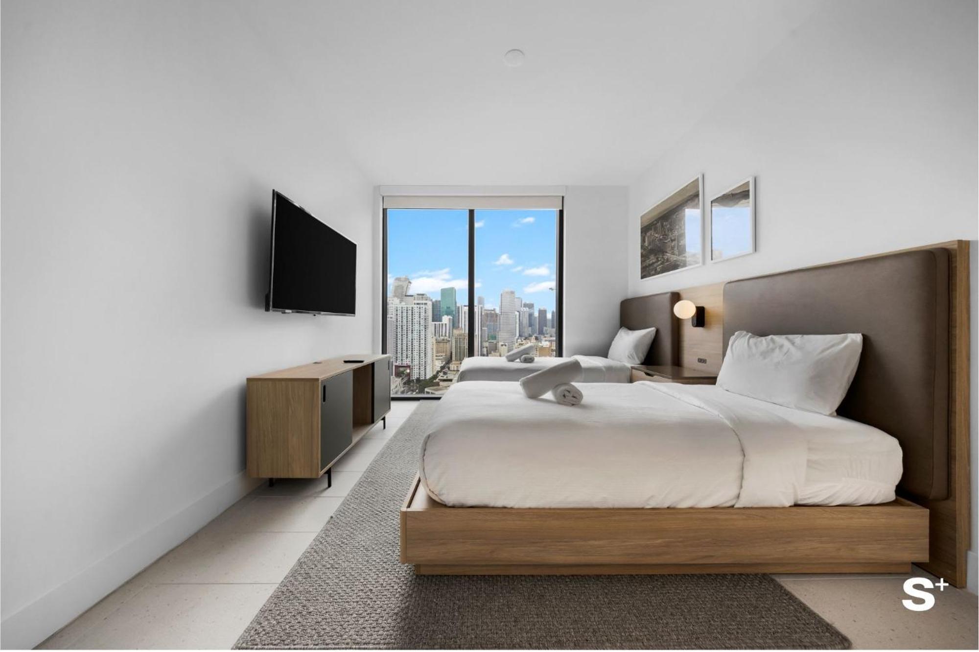 Apartment Upscale 3br Escape With Downtown & Water Views *