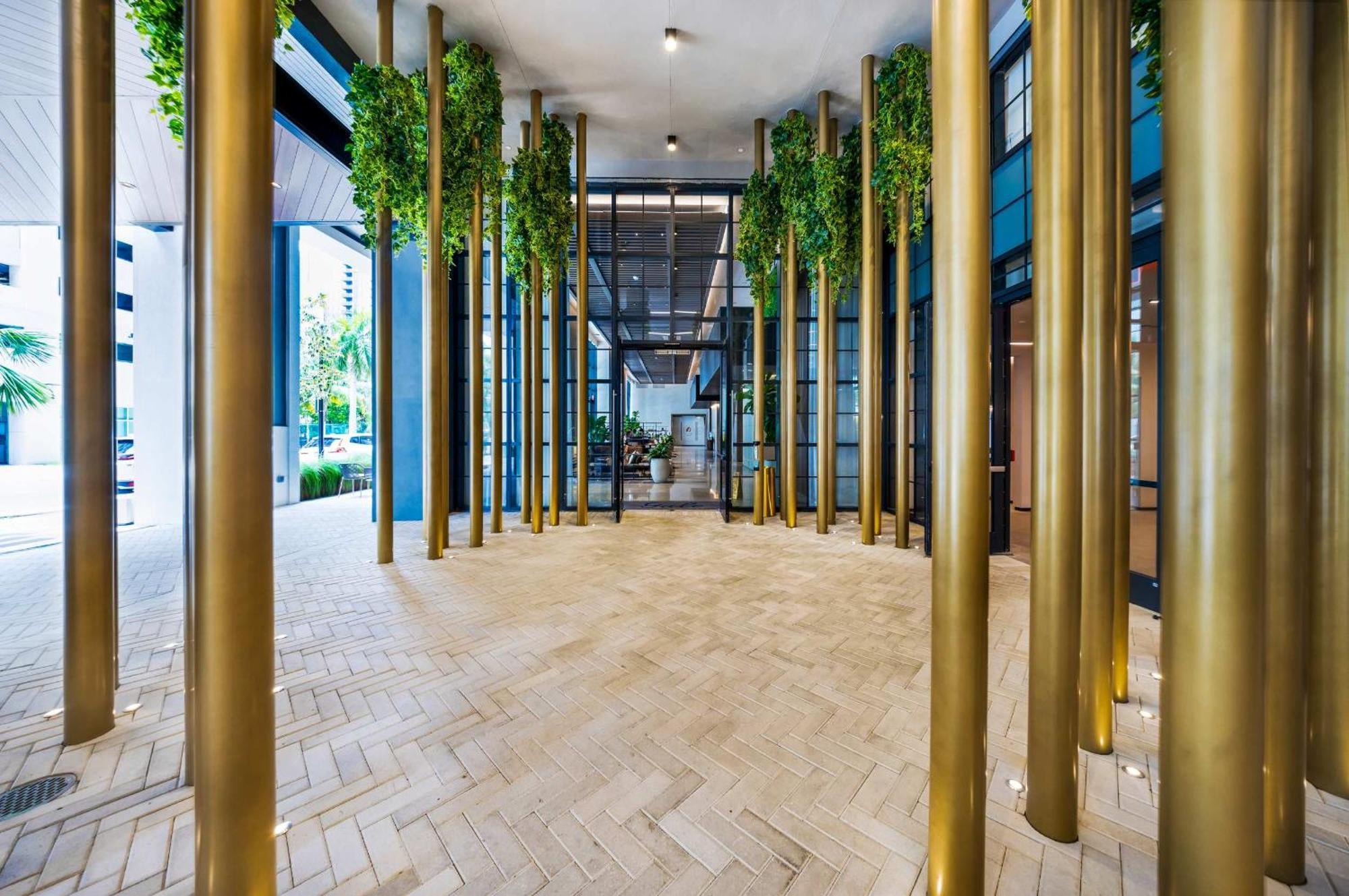 Upscale 3br Escape With Downtown & Water Views Miami