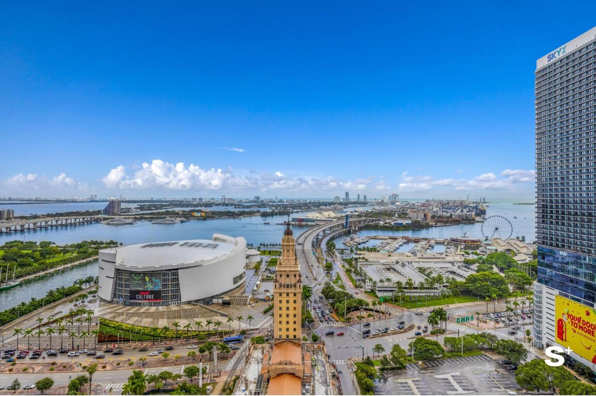 Upscale 3br Escape With Downtown & Water Views Apartment