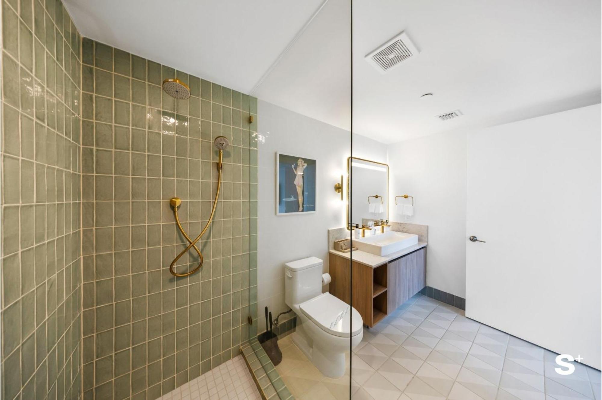 Apartment Upscale 3br Escape With Downtown & Water Views