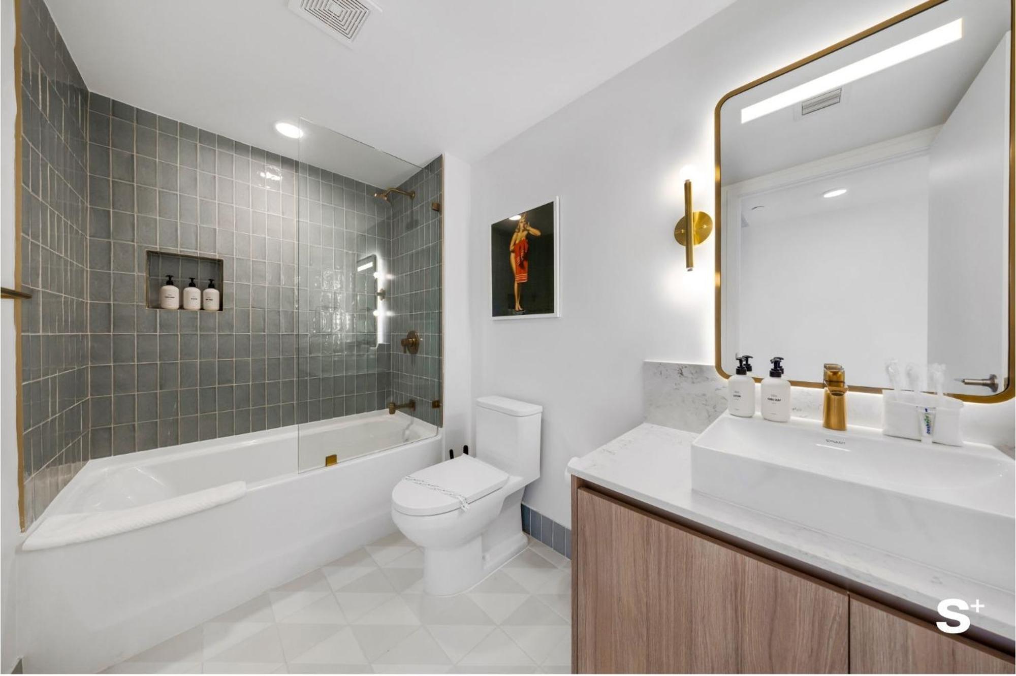 Upscale 3br Escape With Downtown & Water Views Apartment *