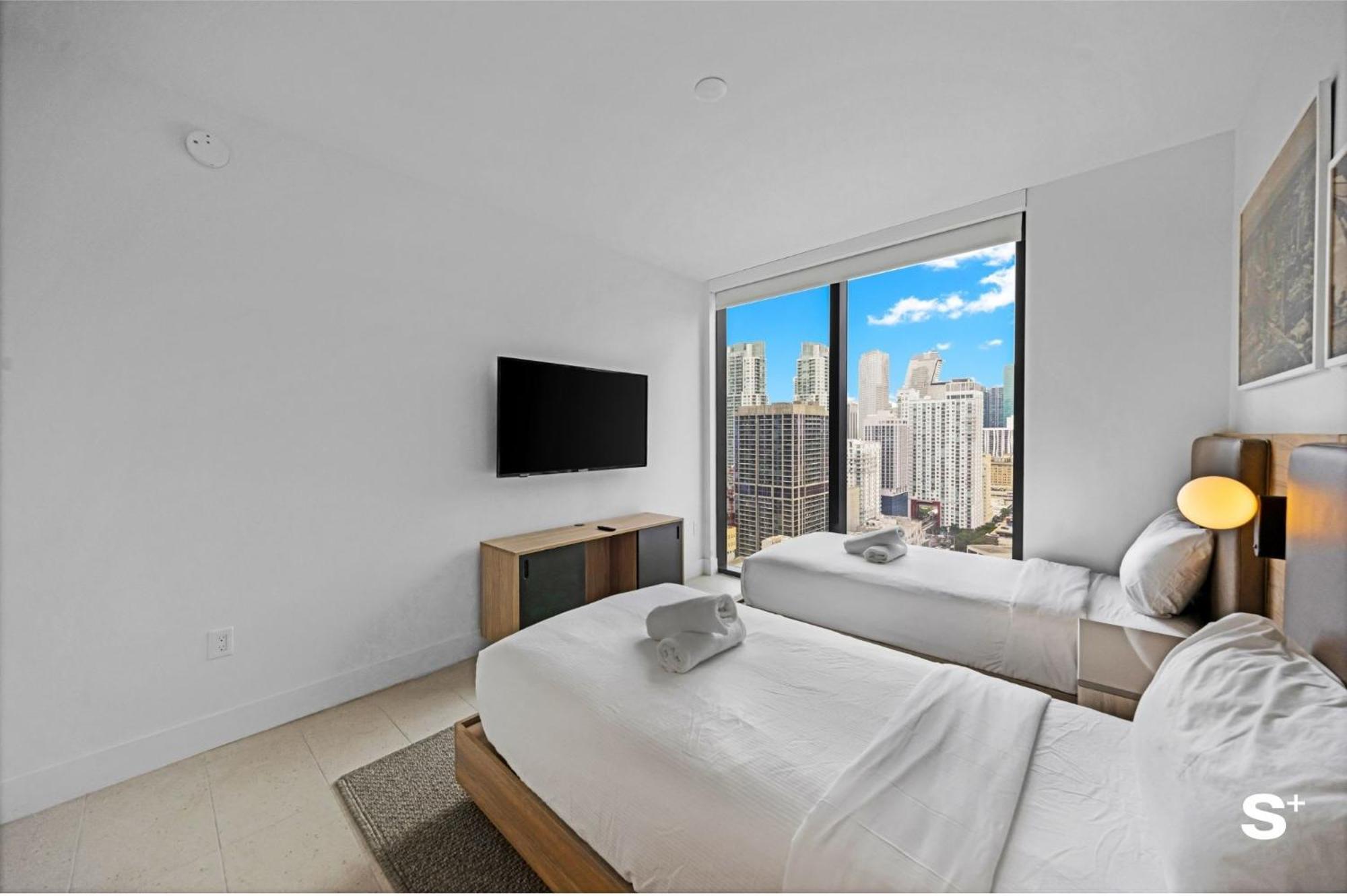 Apartment Upscale 3br Escape With Downtown & Water Views Miami