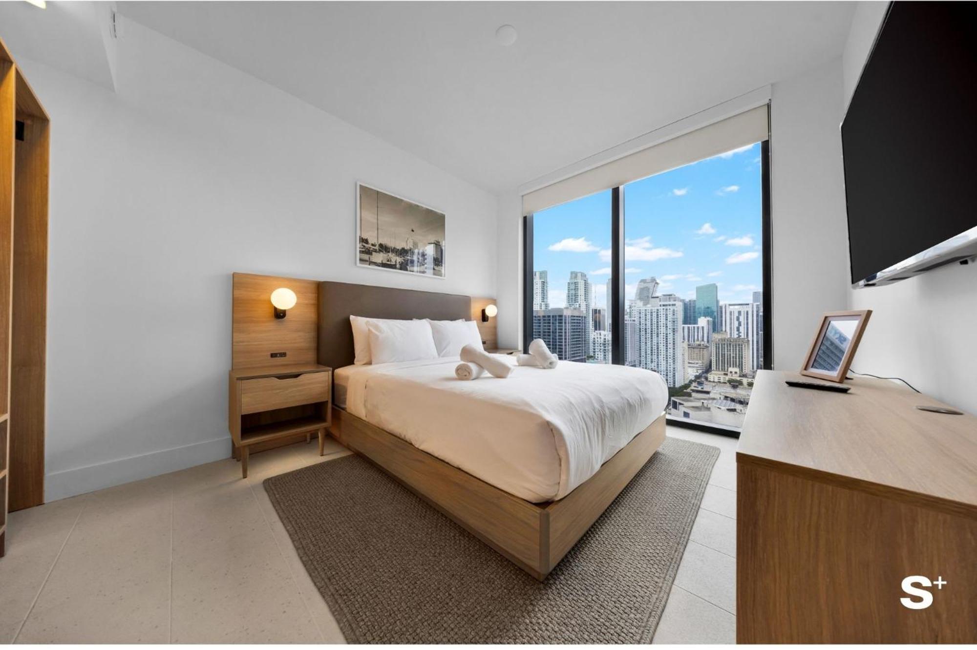 Upscale 3br Escape With Downtown & Water Views *