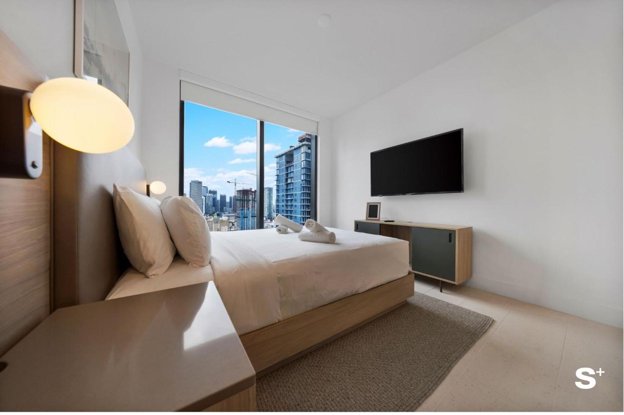 Upscale 3br Escape With Downtown & Water Views Miami