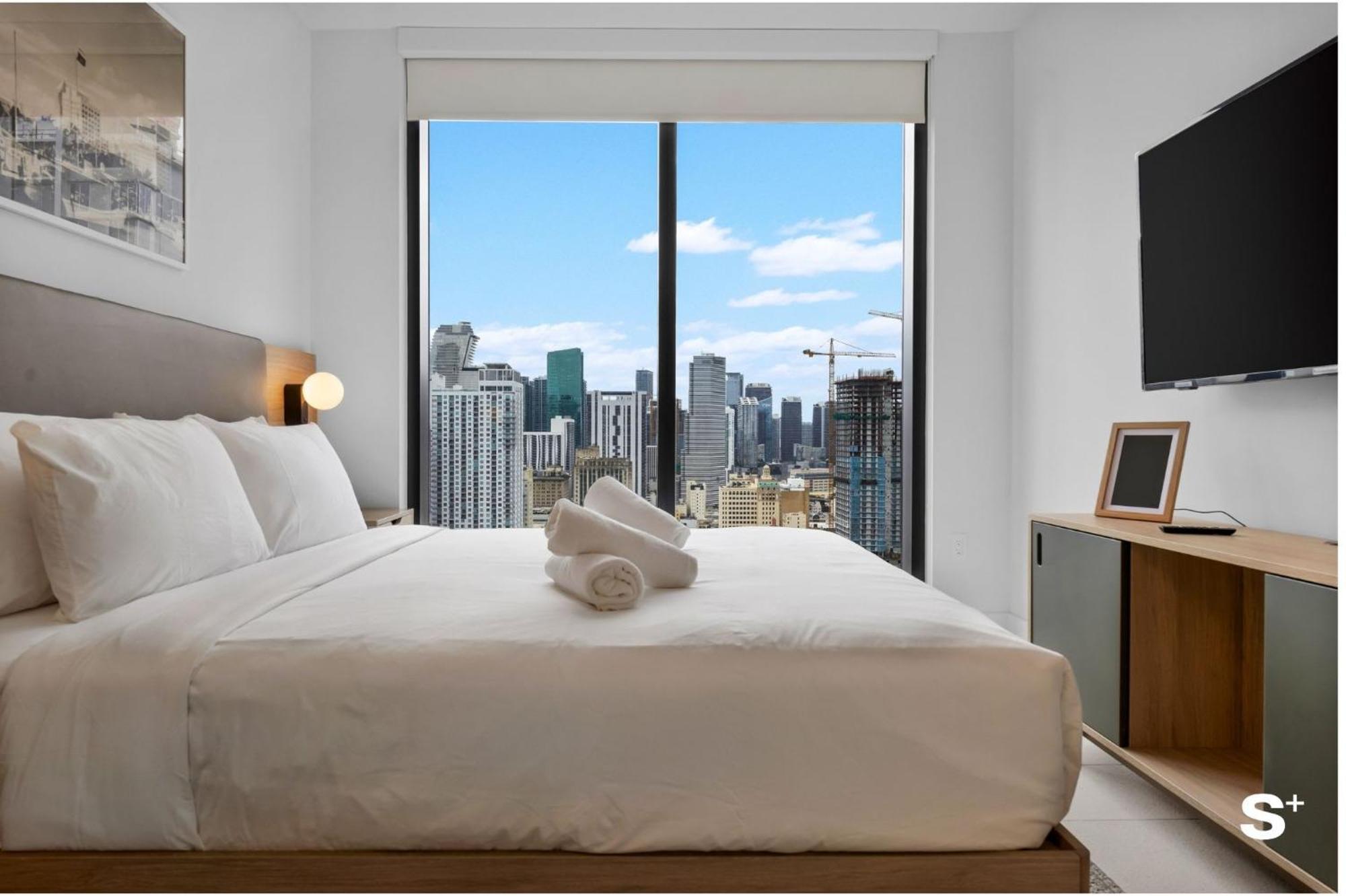 Upscale 3br Escape With Downtown & Water Views