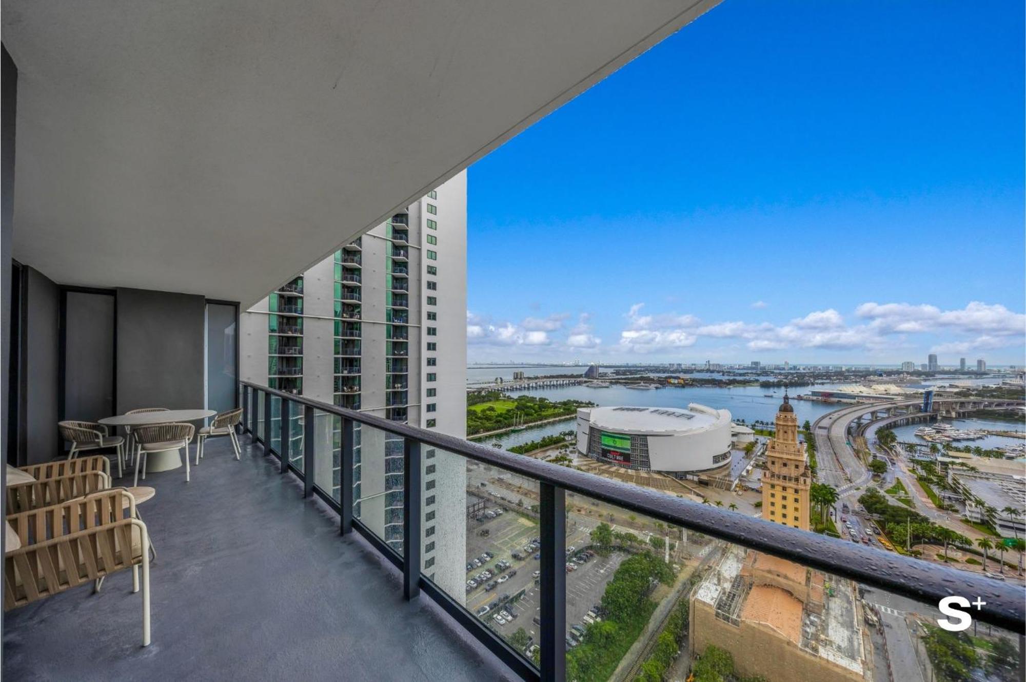 Upscale 3br Escape With Downtown & Water Views Apartment