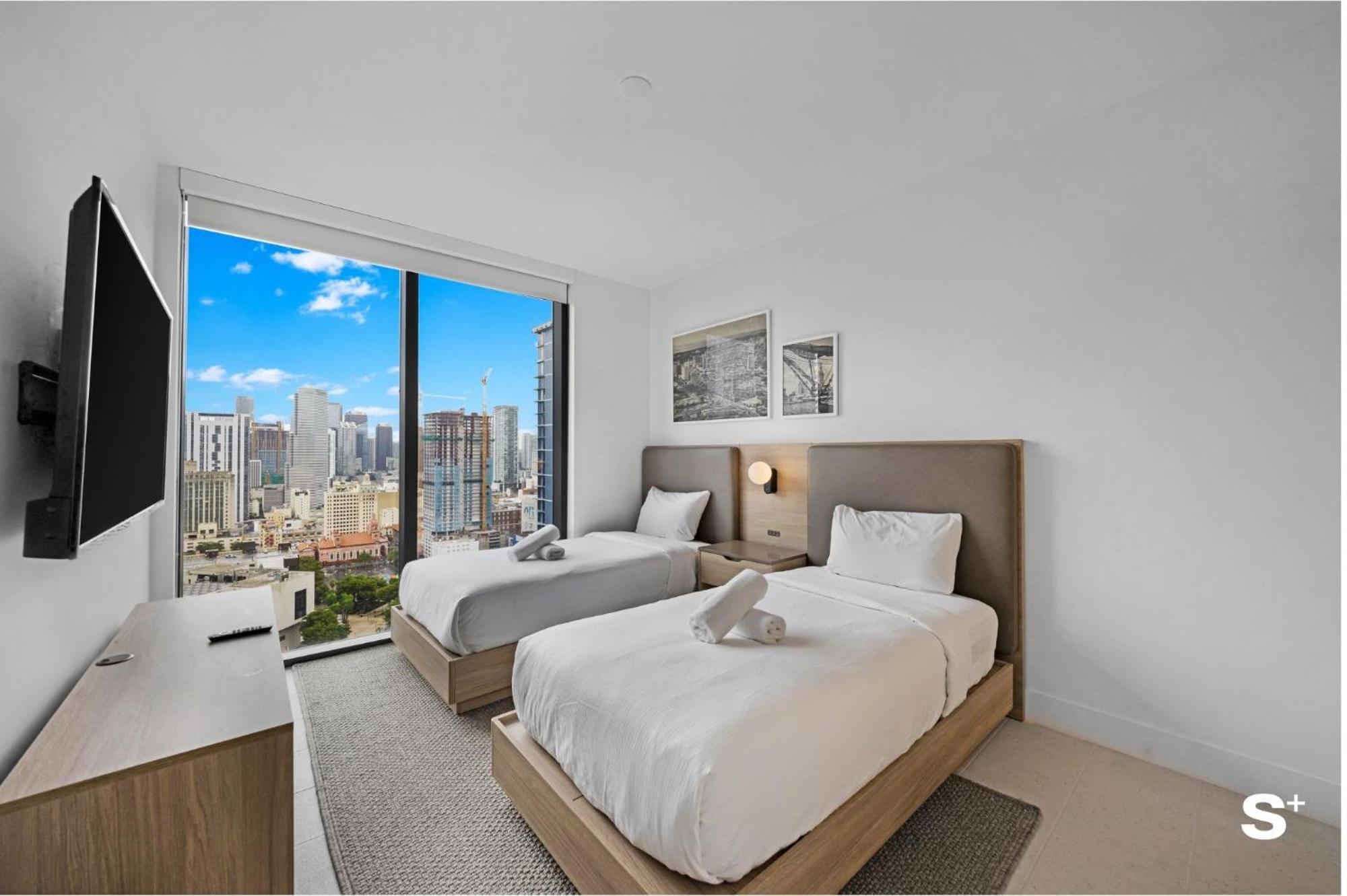 Apartment Upscale 3br Escape With Downtown & Water Views Miami