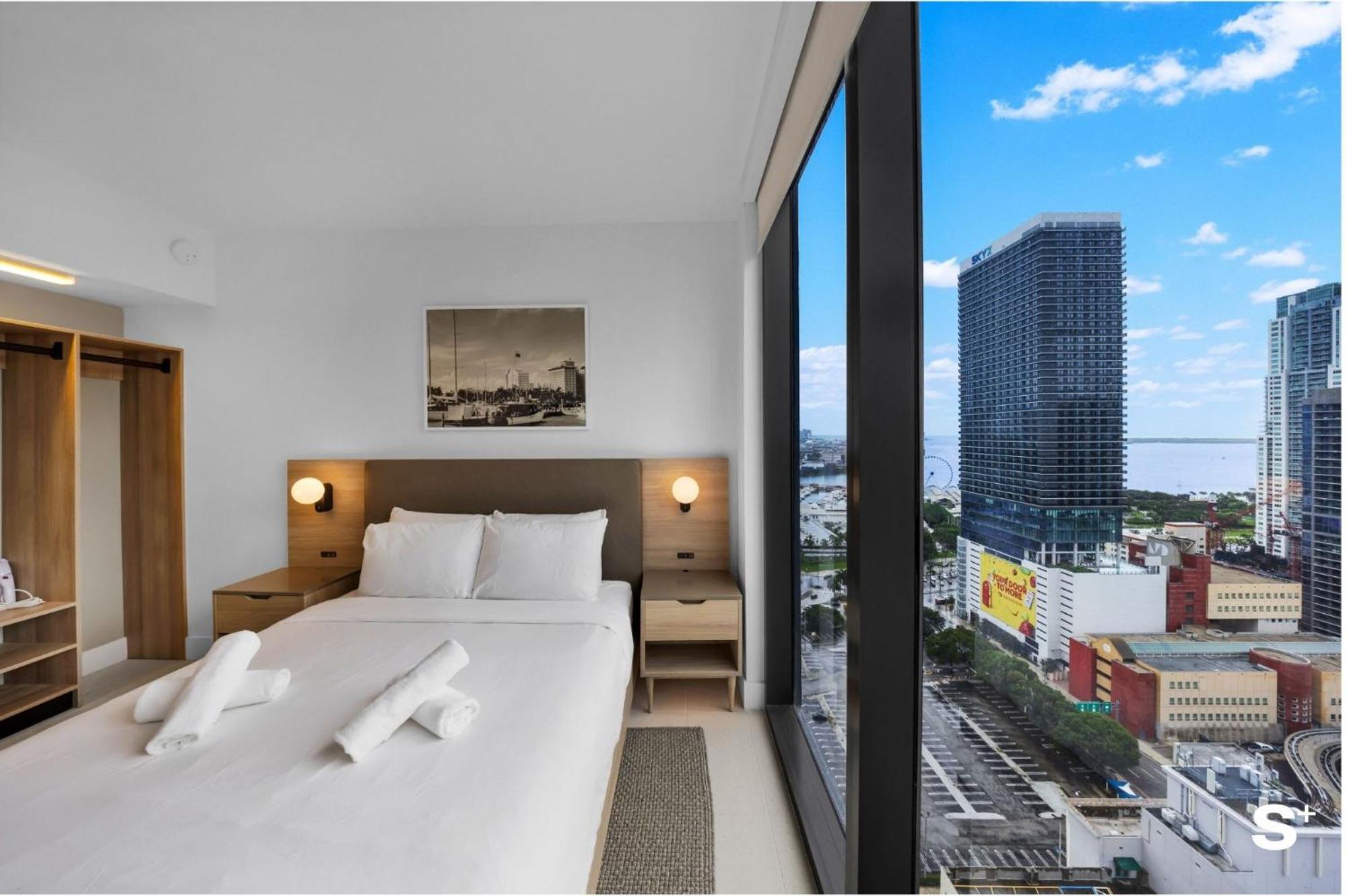 Upscale 3br Escape With Downtown & Water Views *