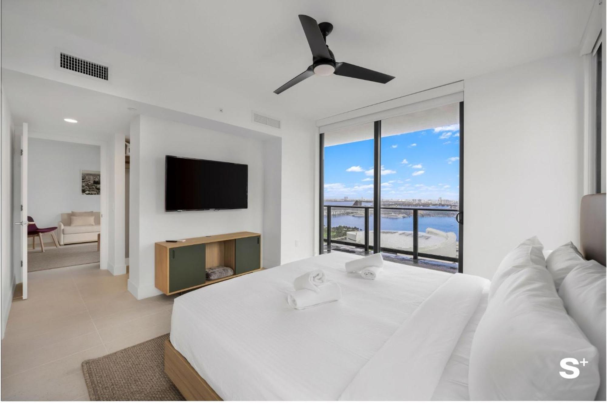 Upscale 3br Escape With Downtown & Water Views Miami