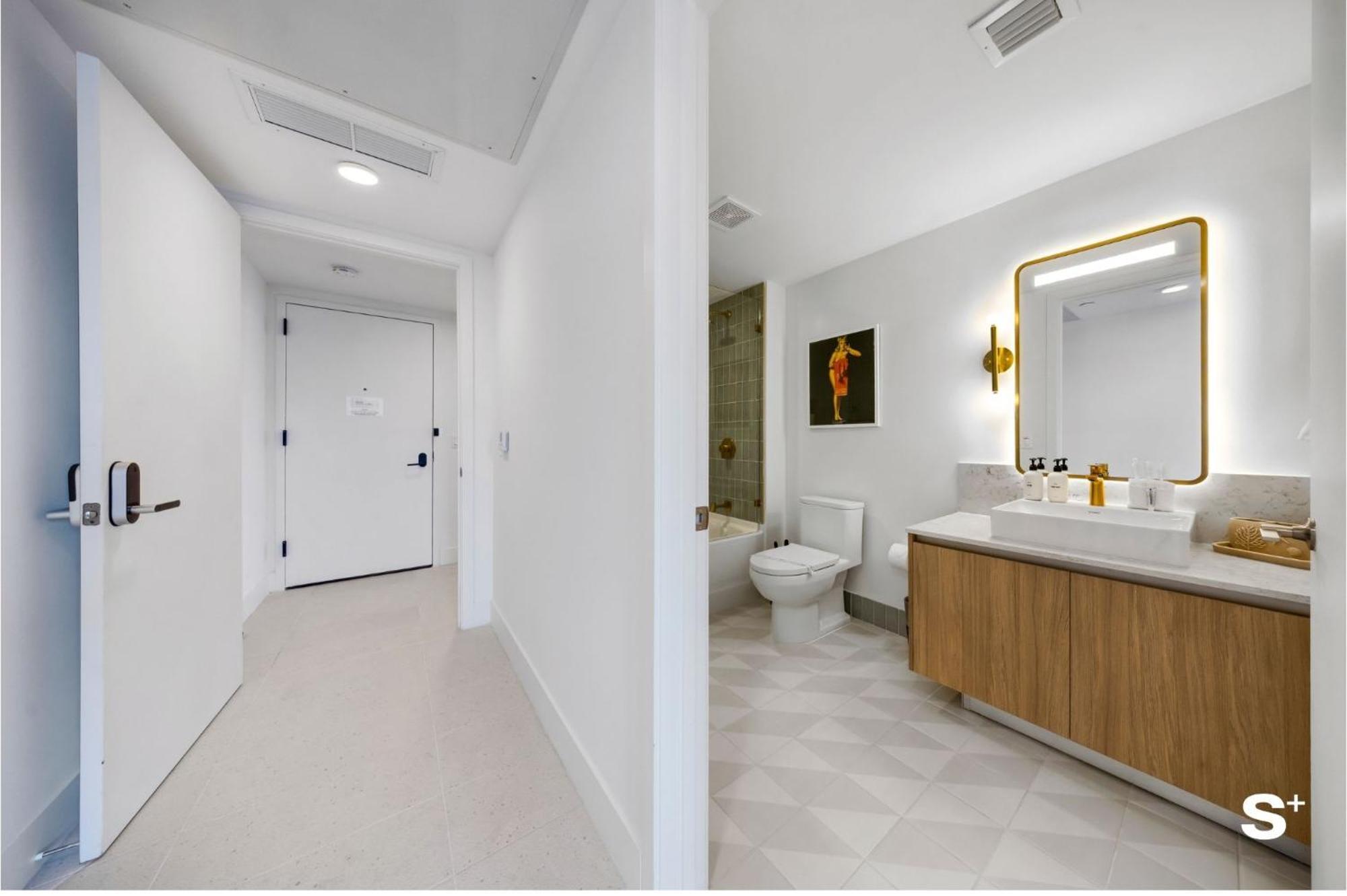 Upscale 3br Escape With Downtown & Water Views Apartment