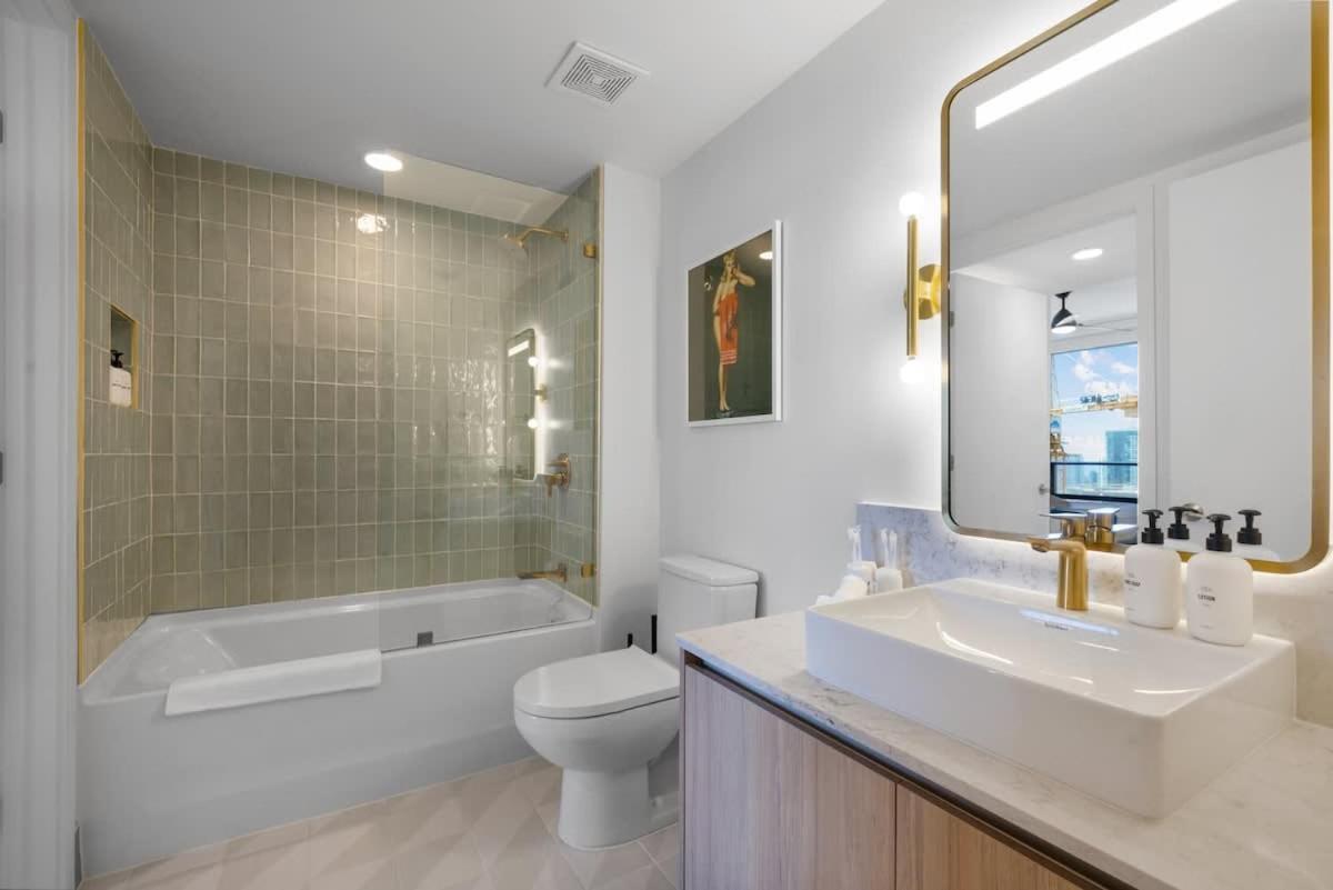 Upscale 3br Escape With Downtown & Water Views Apartment