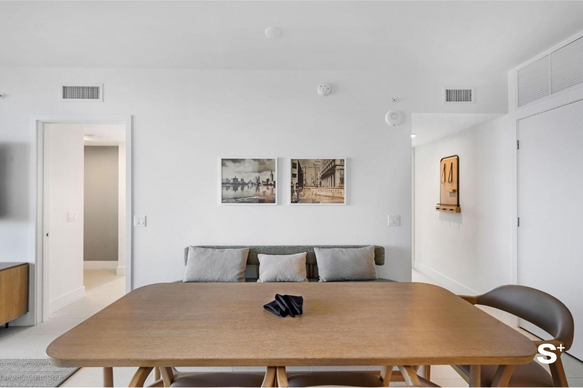Apartment Upscale 3br Escape With Downtown & Water Views