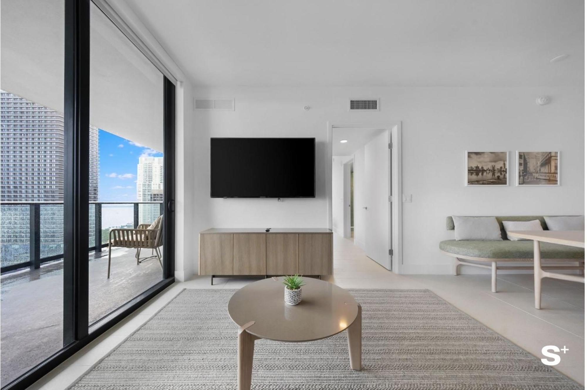 Upscale 3br Escape With Downtown & Water Views *
