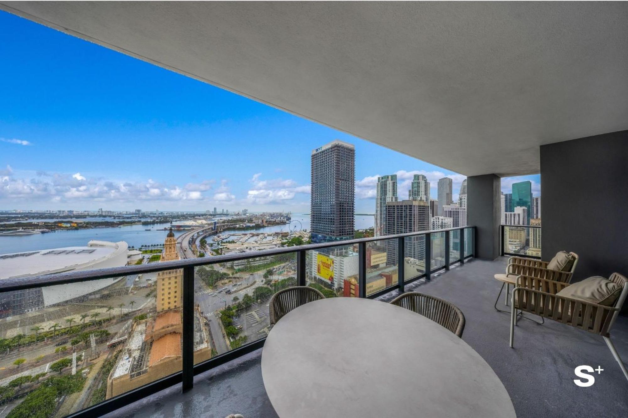 Upscale 3br Escape With Downtown & Water Views Miami