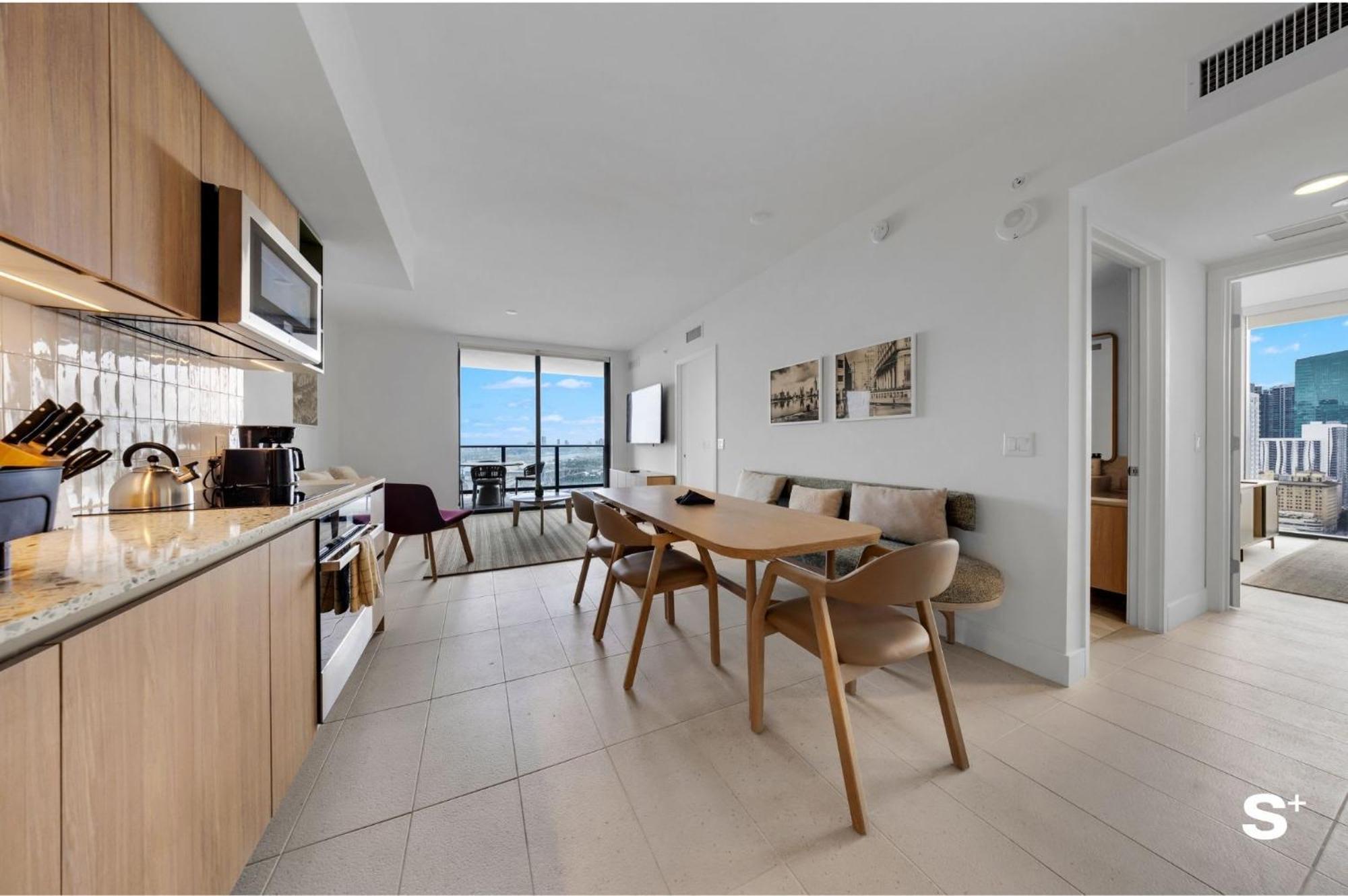 Upscale 3br Escape With Downtown & Water Views