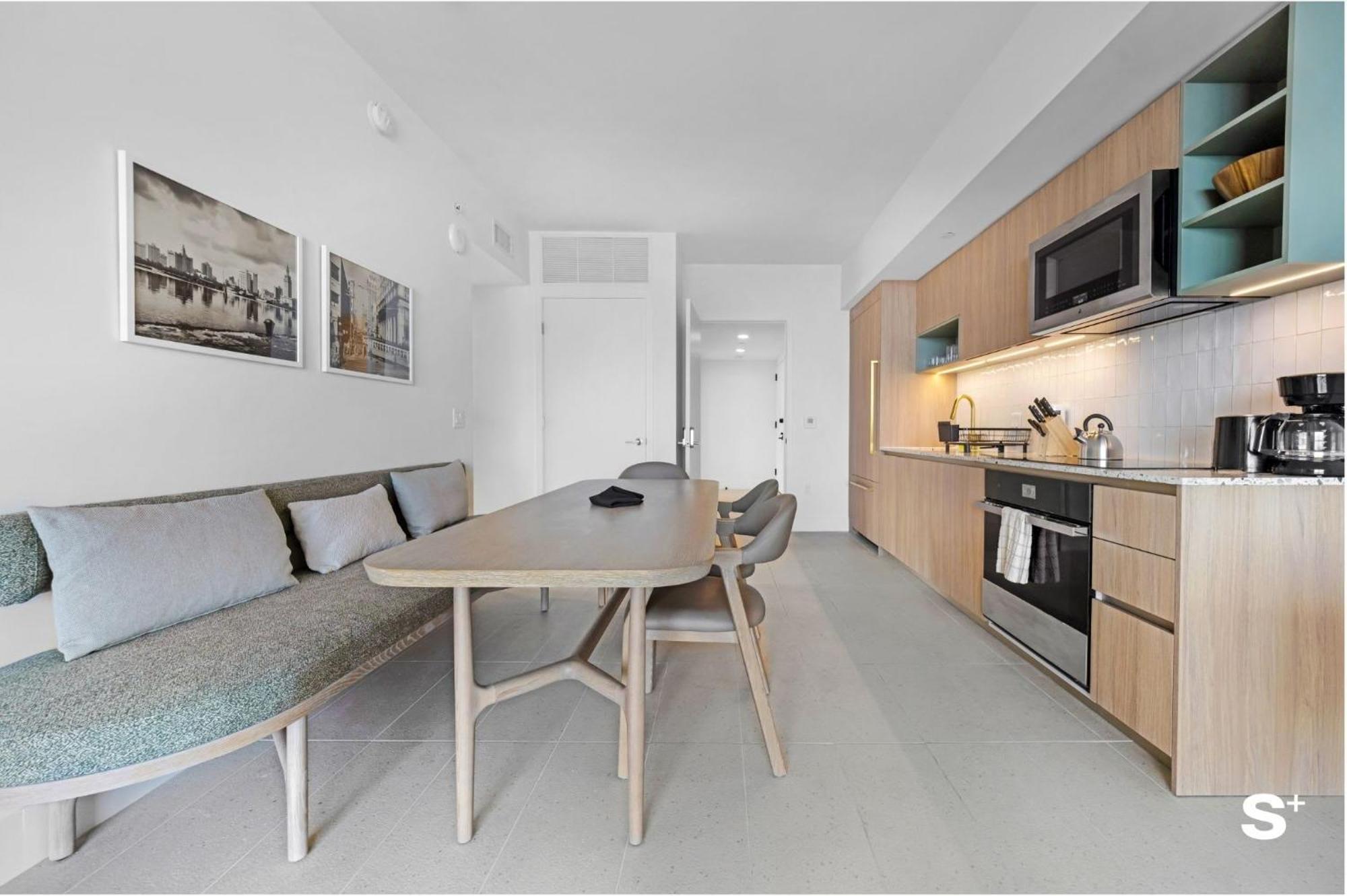 Upscale 3br Escape With Downtown & Water Views Miami