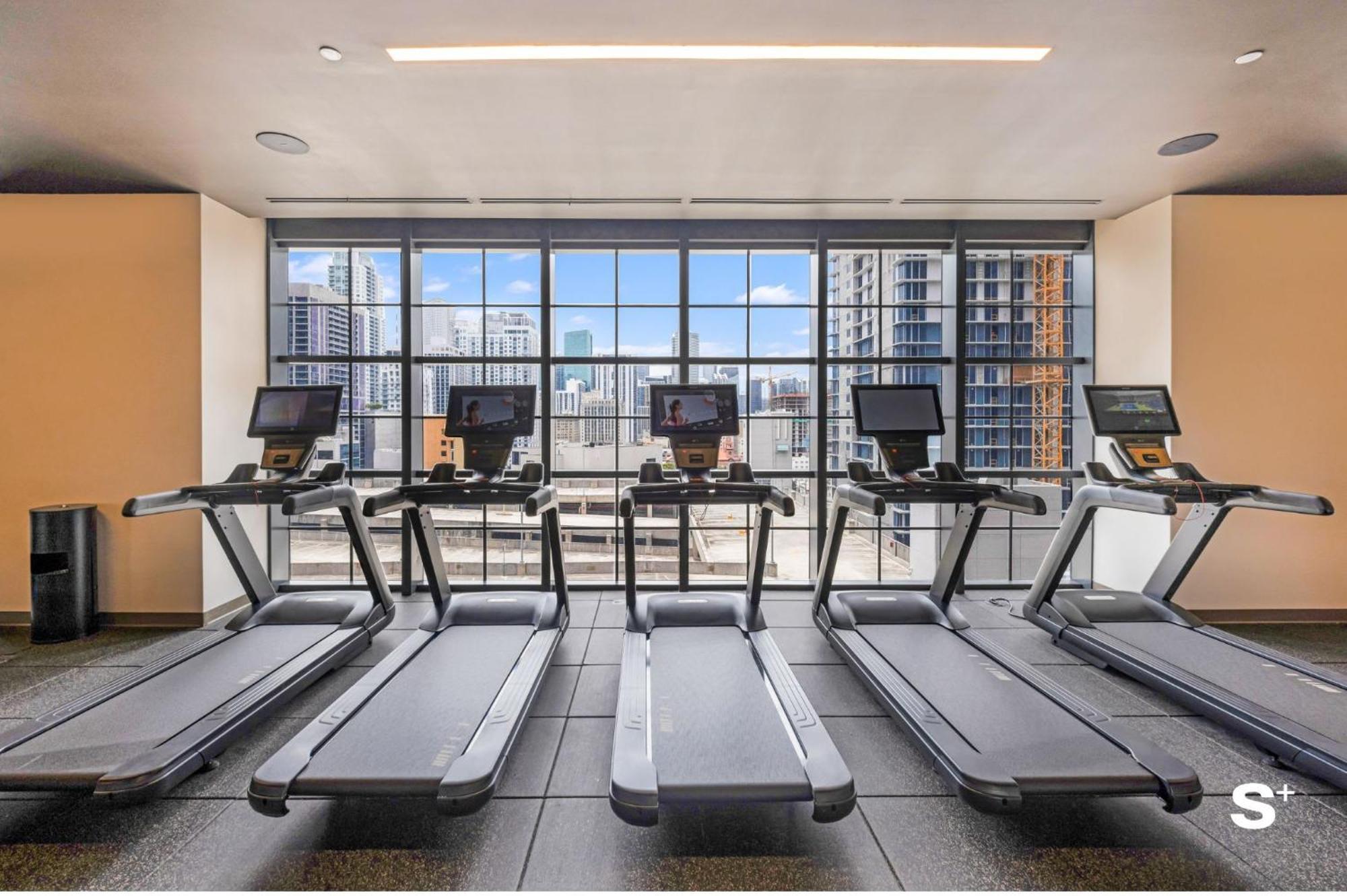 Skyline Escape Sleek 1br With Downtown Charm