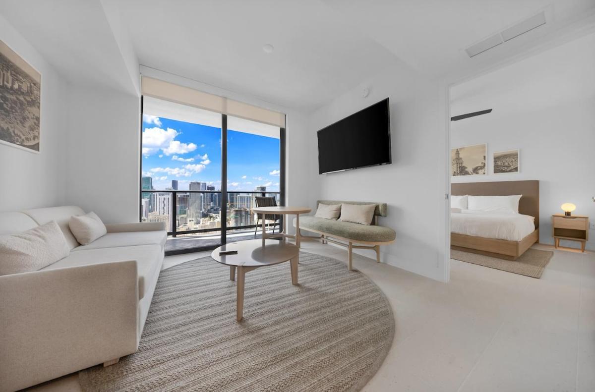 Skyline Escape Sleek 1br With Downtown Charm Apartment *