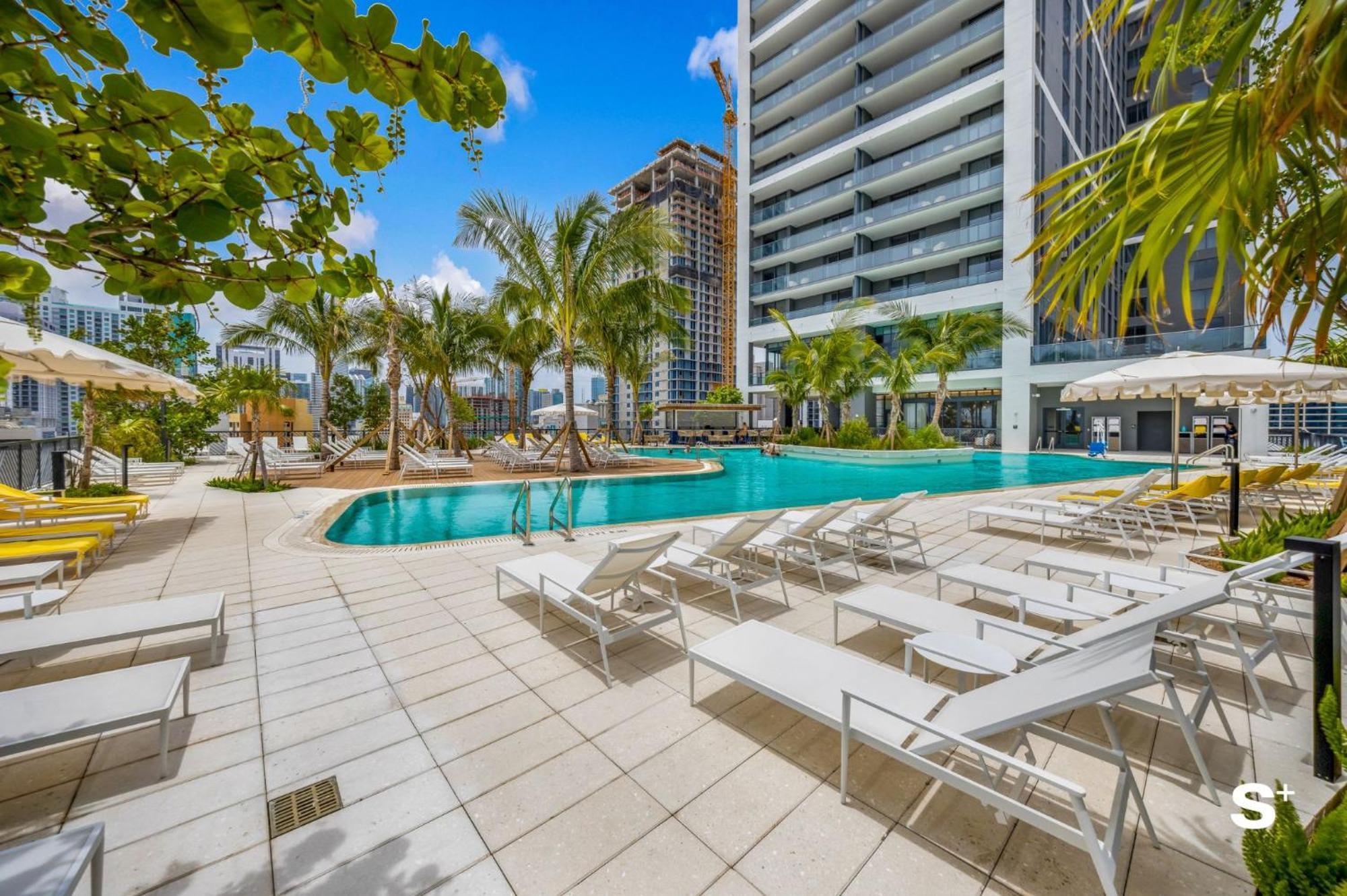 Skyline Escape Sleek 1br With Downtown Charm *