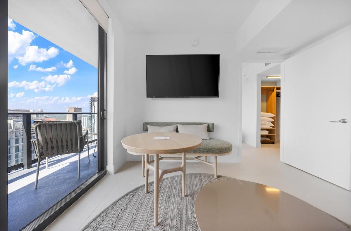 Skyline Escape Sleek 1br With Downtown Charm *