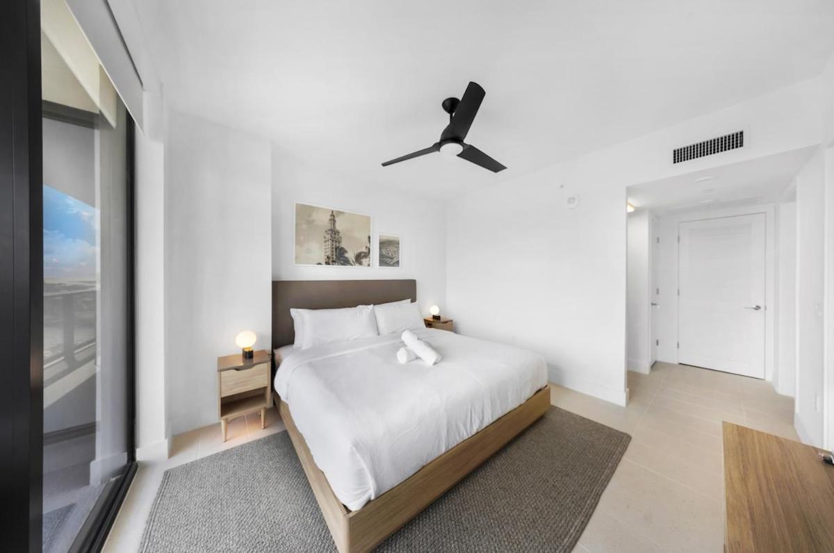 Skyline Escape Sleek 1br With Downtown Charm *