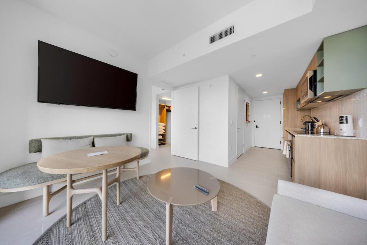 Skyline Escape Sleek 1br With Downtown Charm