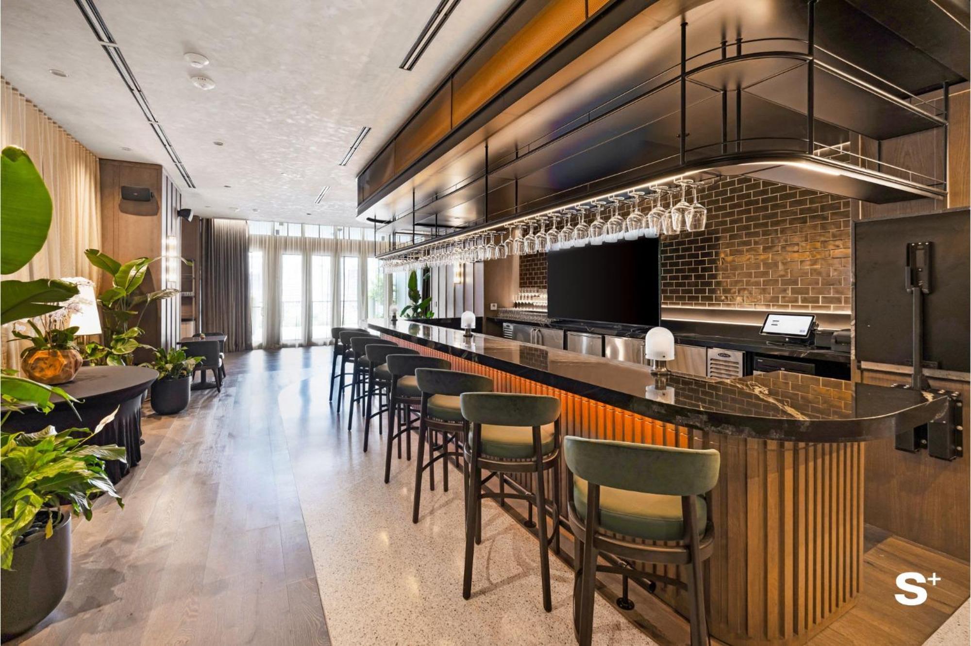 Skyline Escape Sleek 1br With Downtown Charm Appartement *
