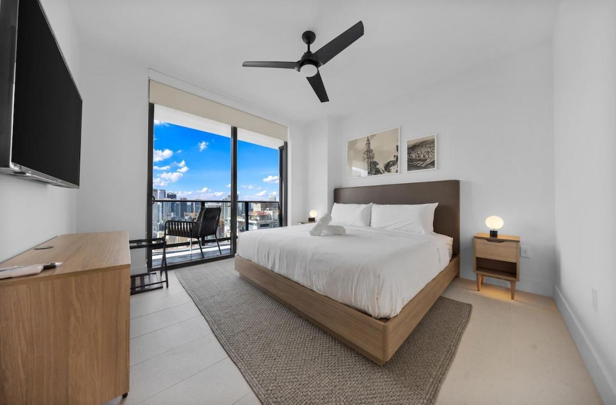 Skyline Escape Sleek 1br With Downtown Charm Apartment *
