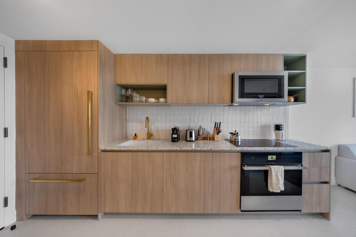 Skyline Escape Sleek 1br With Downtown Charm *