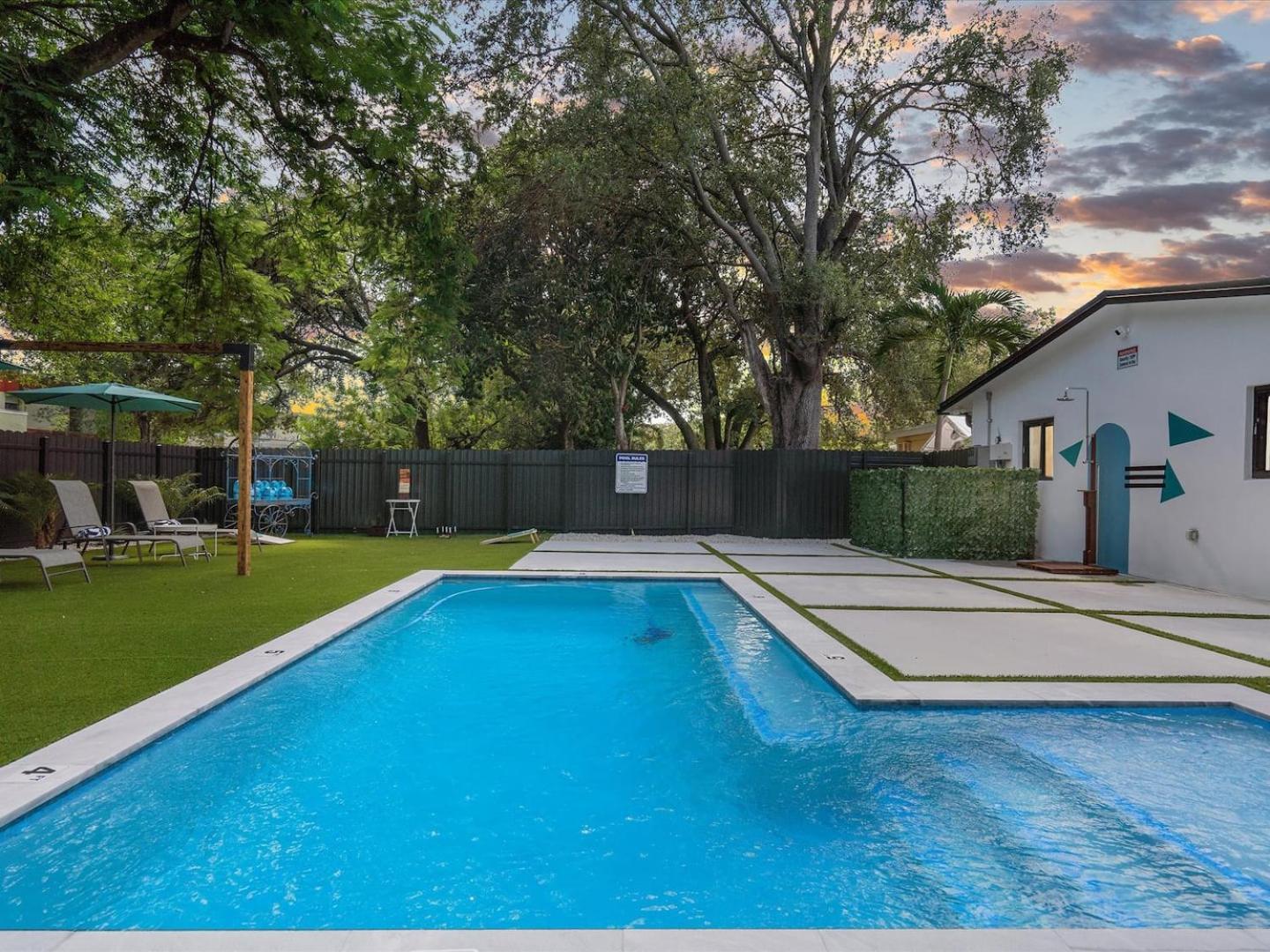 Heart Of W Pool & Close To *