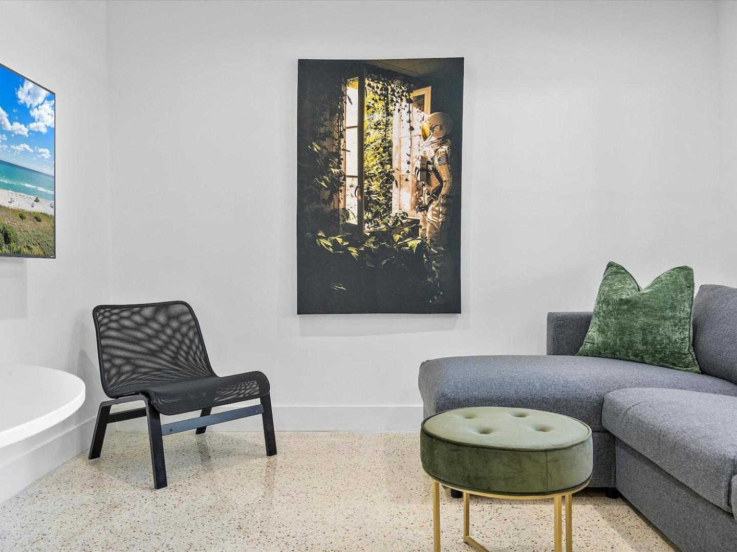 Heart Of W Pool & Close To Apartment *