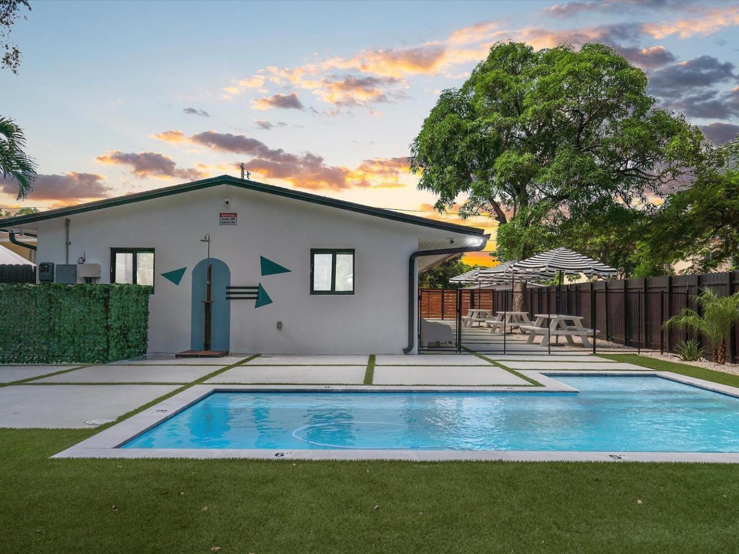 Heart Of W Pool & Close To Apartment