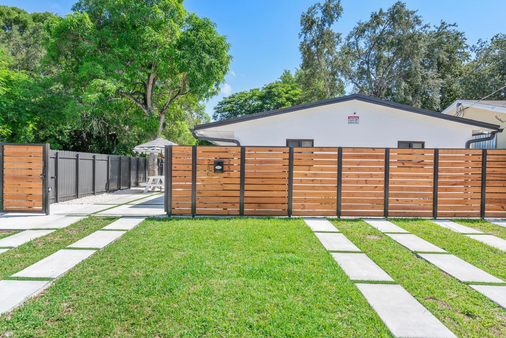Heart Of W Pool & Close To Apartment