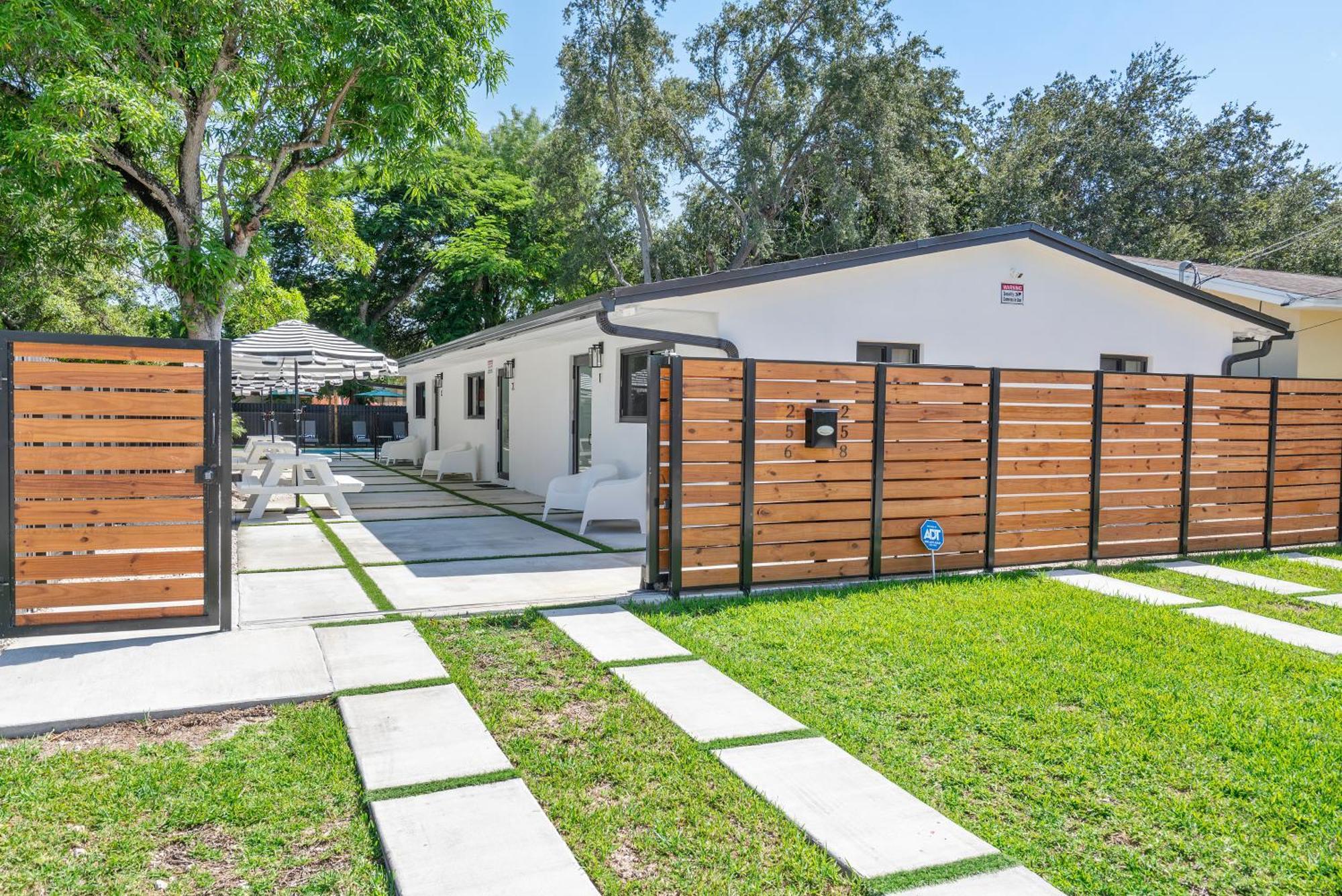 Heart Of W Pool & Close To Apartment *