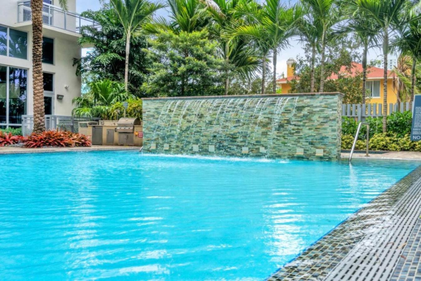 Trendy One Bedroom Getaway Steps From Biscayne Apartment