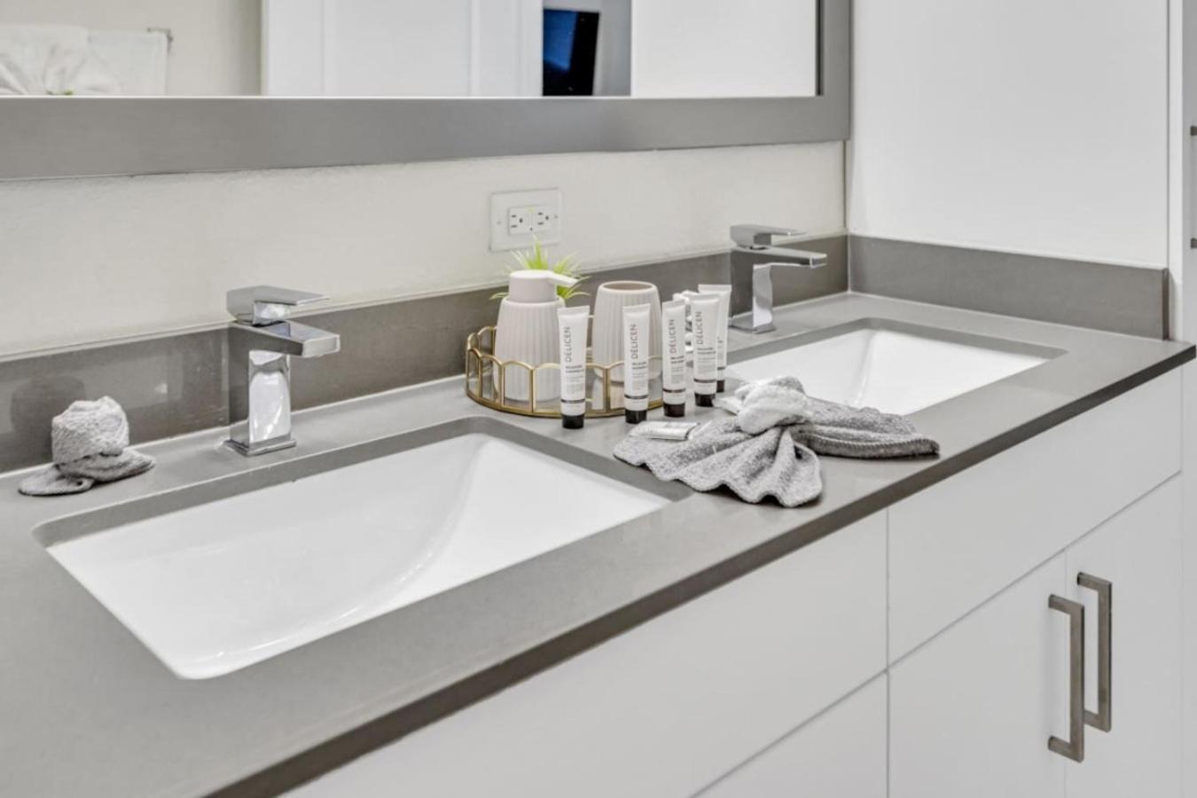 Trendy One Bedroom Getaway Steps From Biscayne *